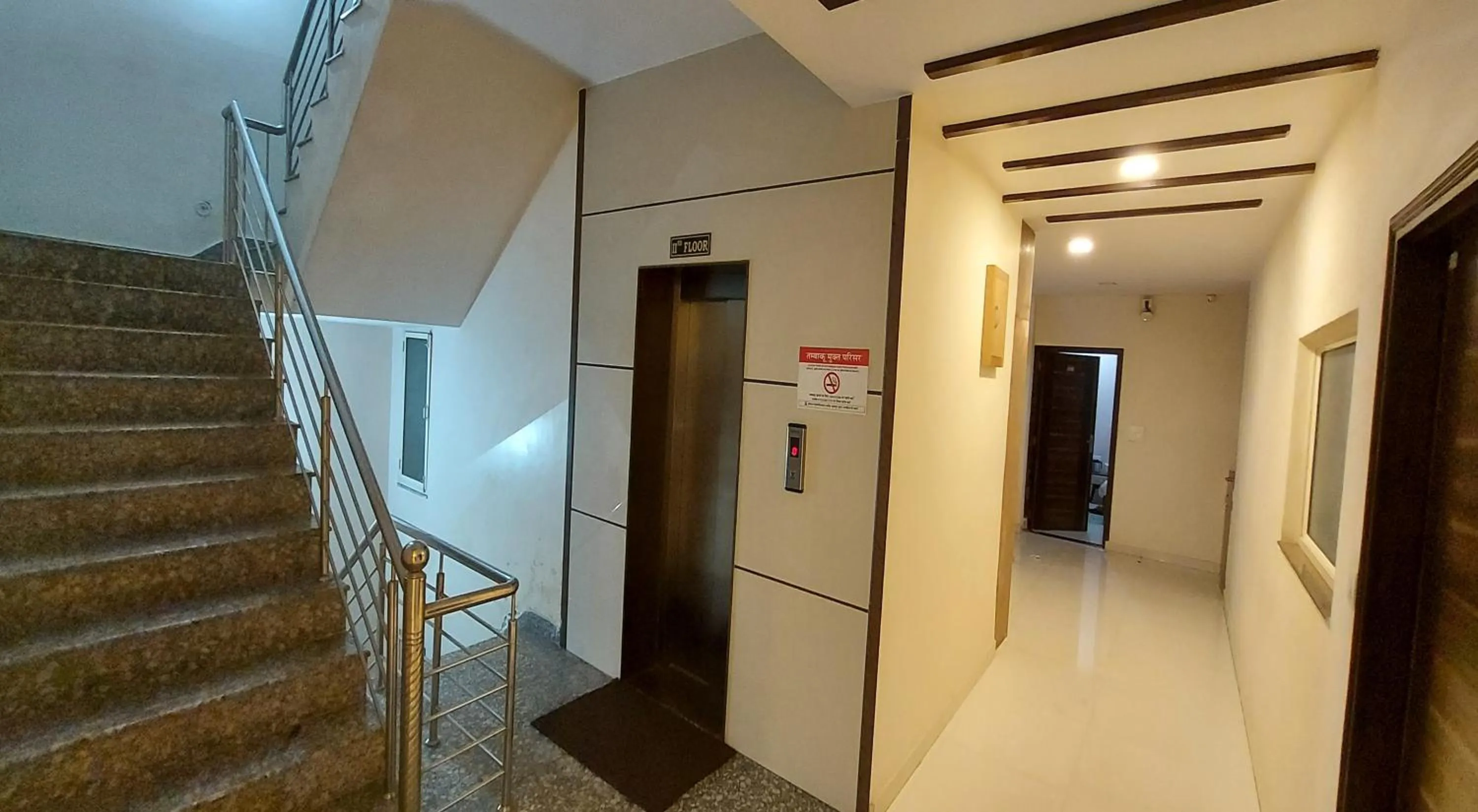 elevator in Hotel Reeve Inn