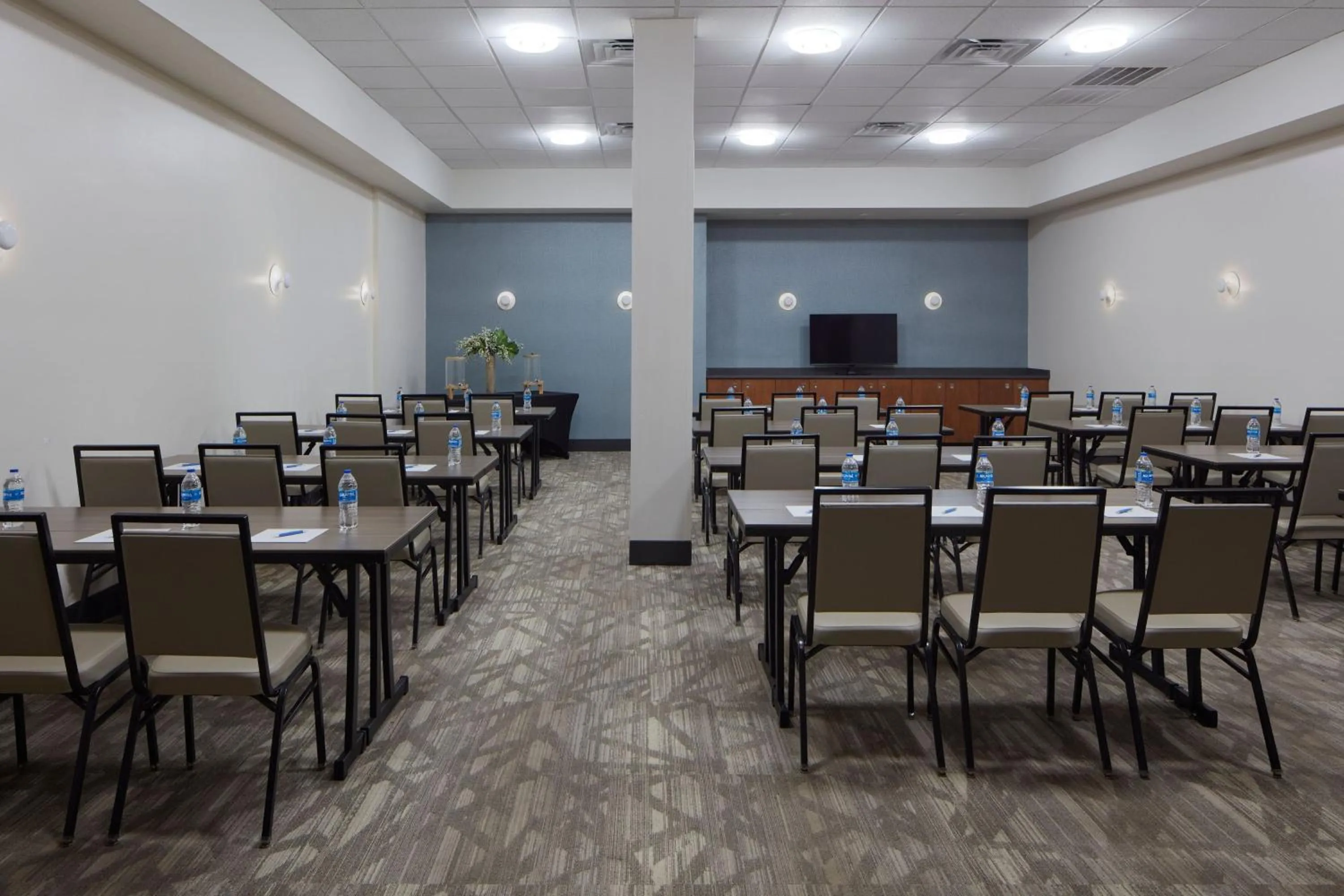 Lounge or bar in Four Points by Sheraton Virginia Beach Oceanfront