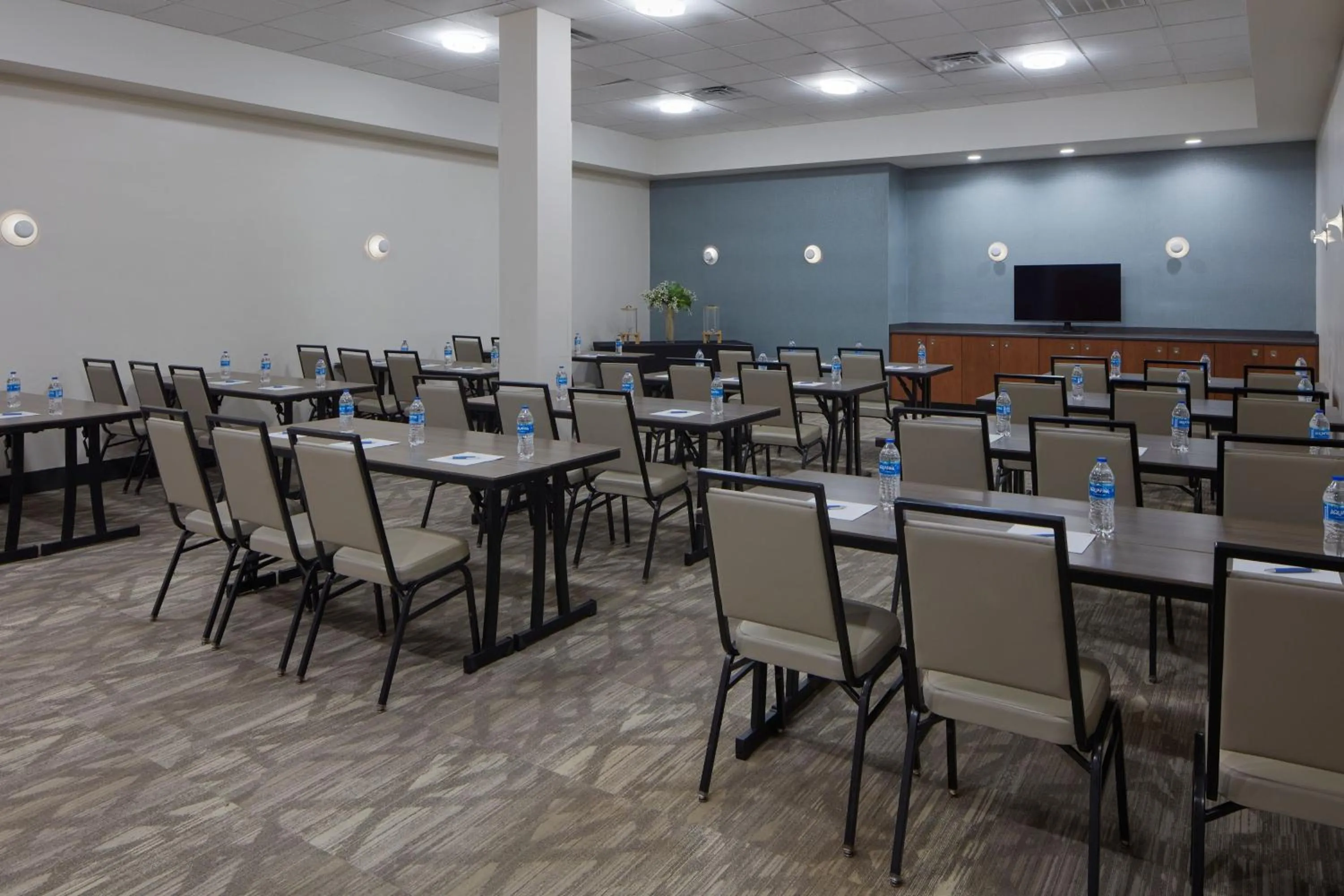 Lounge or bar in Four Points by Sheraton Virginia Beach Oceanfront