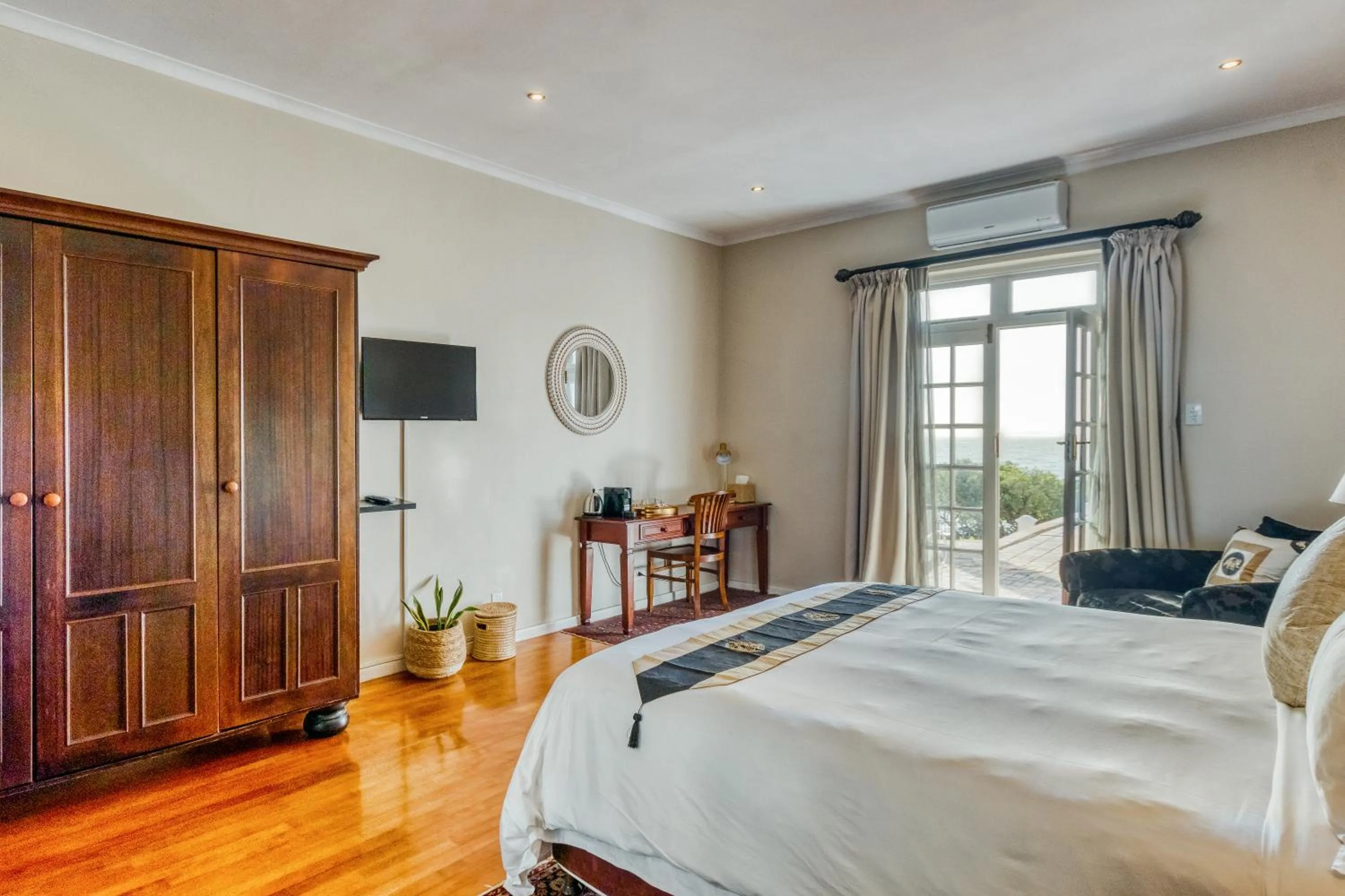 Bedroom, Bed in Manor on the Bay