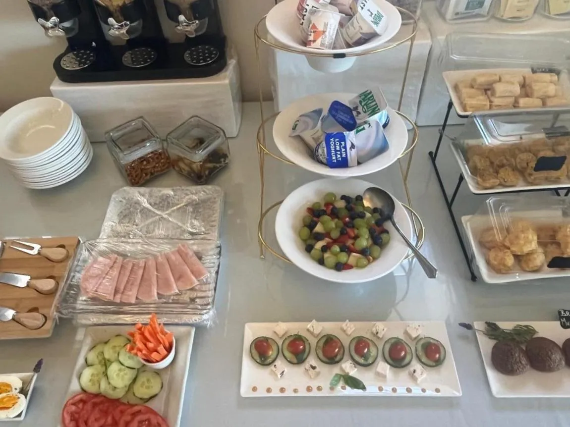 Breakfast in Manor on the Bay