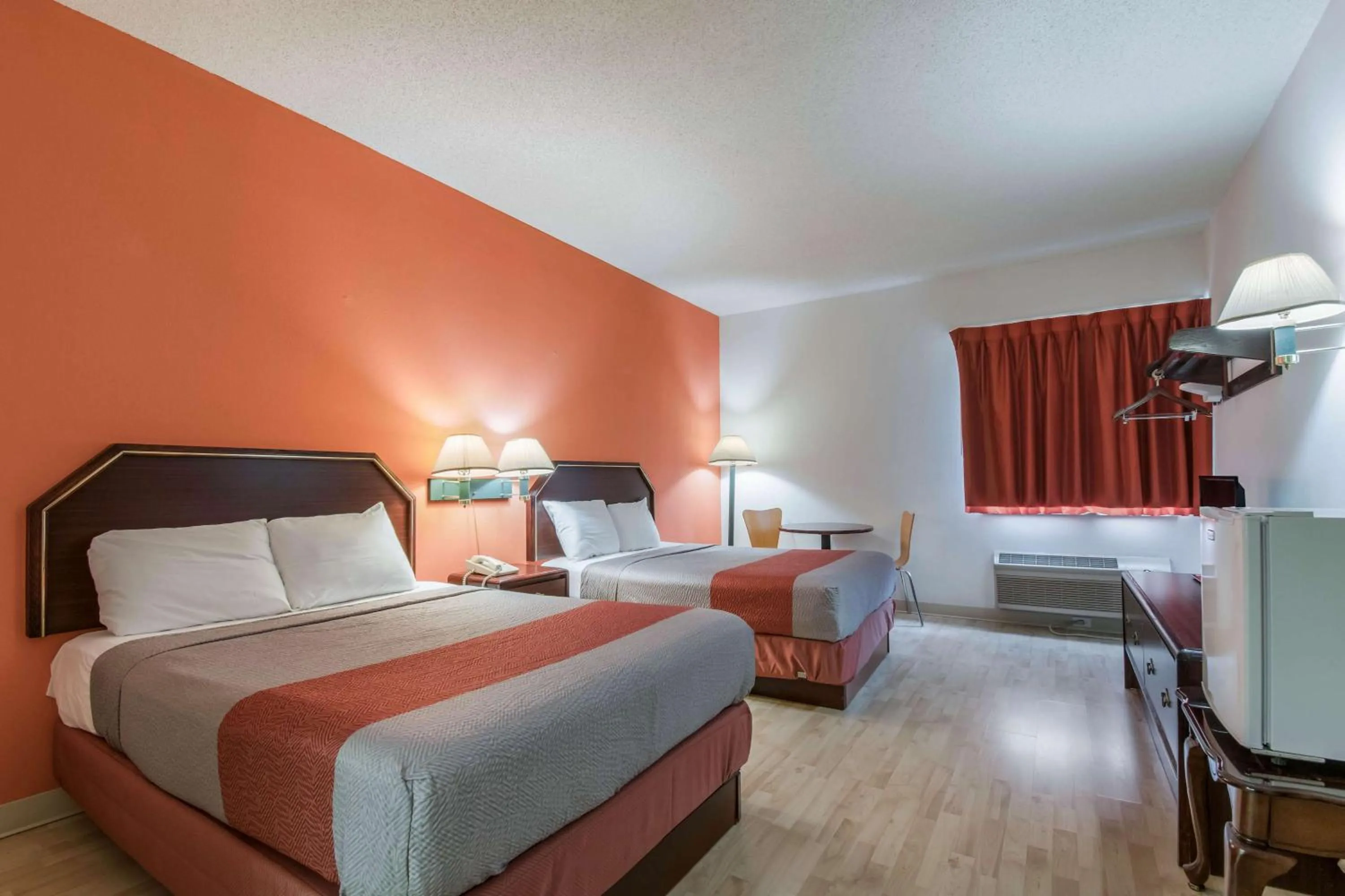 TV and multimedia, Bed in Motel 6-Harrisburg, PA - Hershey North