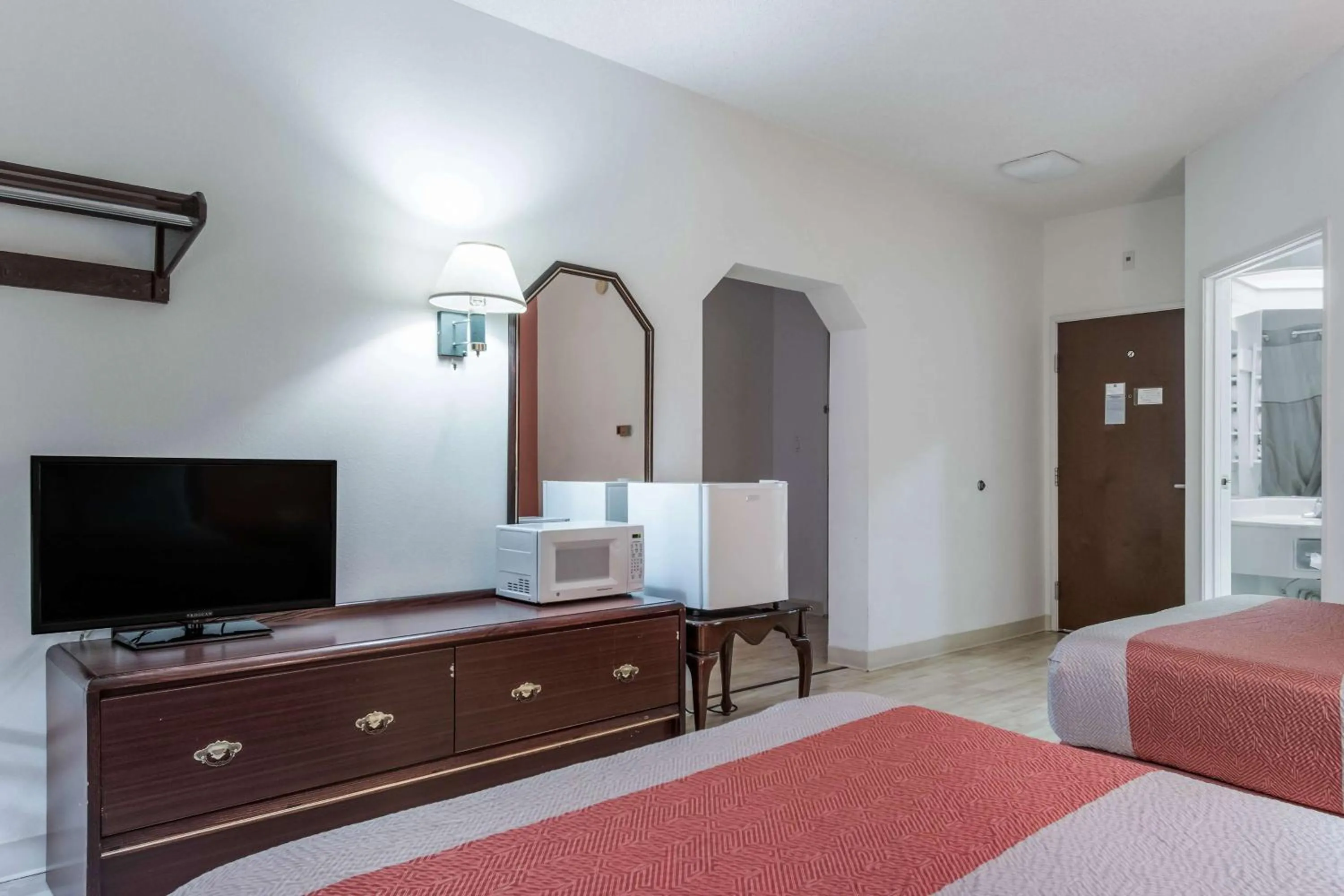 TV and multimedia, Bed in Motel 6-Harrisburg, PA - Hershey North