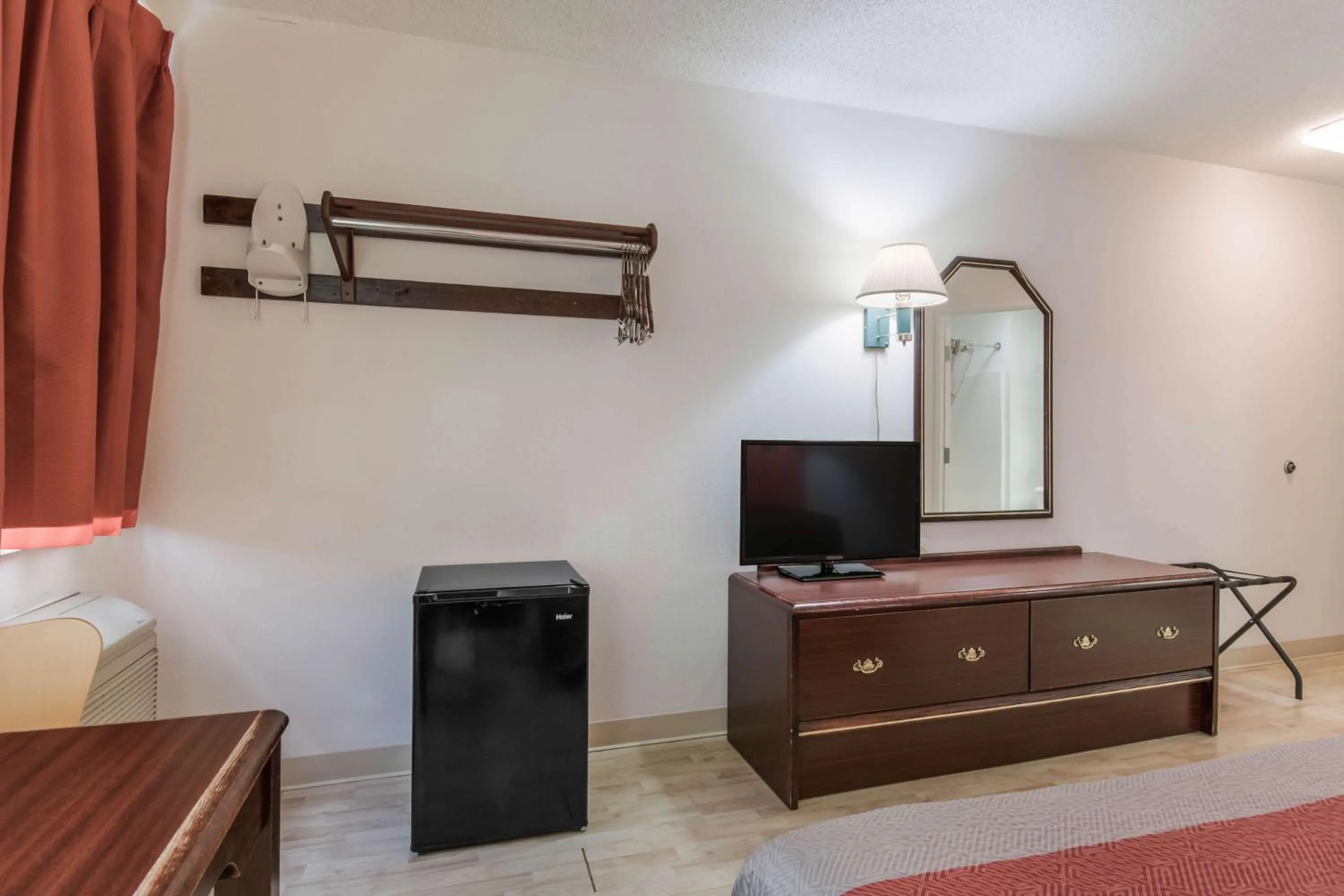 TV and multimedia, Bed in Motel 6-Harrisburg, PA - Hershey North