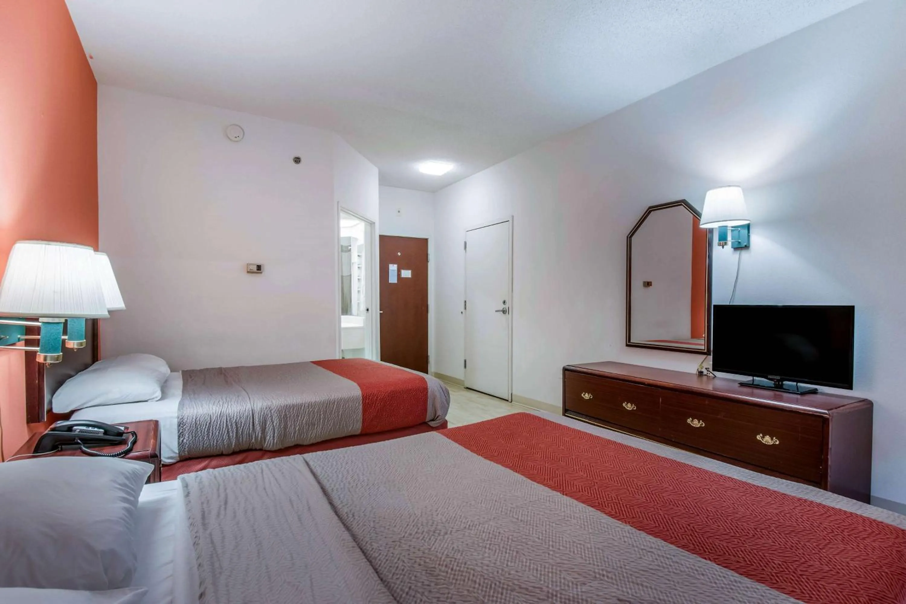 TV and multimedia, Bed in Motel 6-Harrisburg, PA - Hershey North