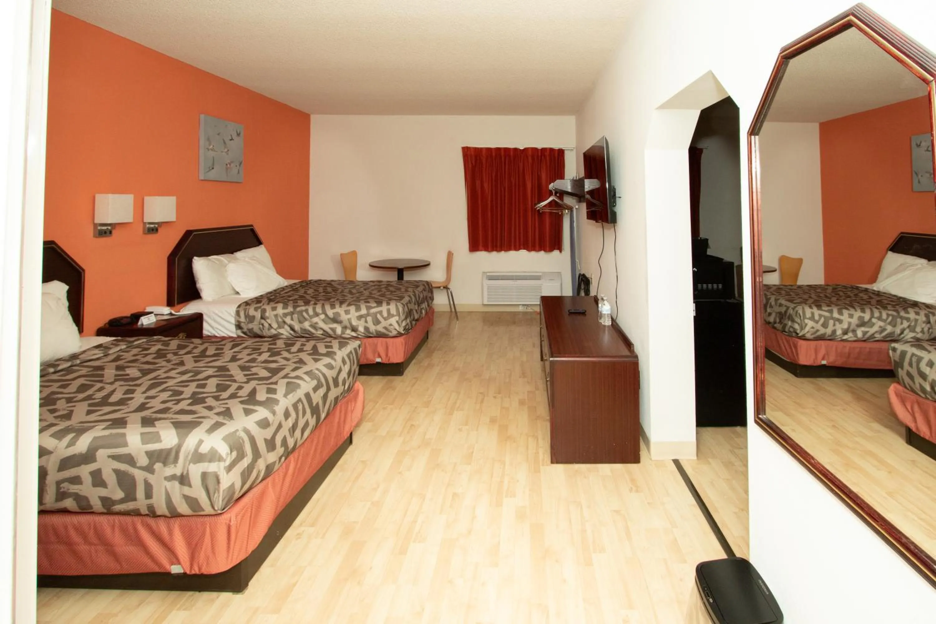 Bedroom, Bed in Scottish Inns & Suites - North Hershey