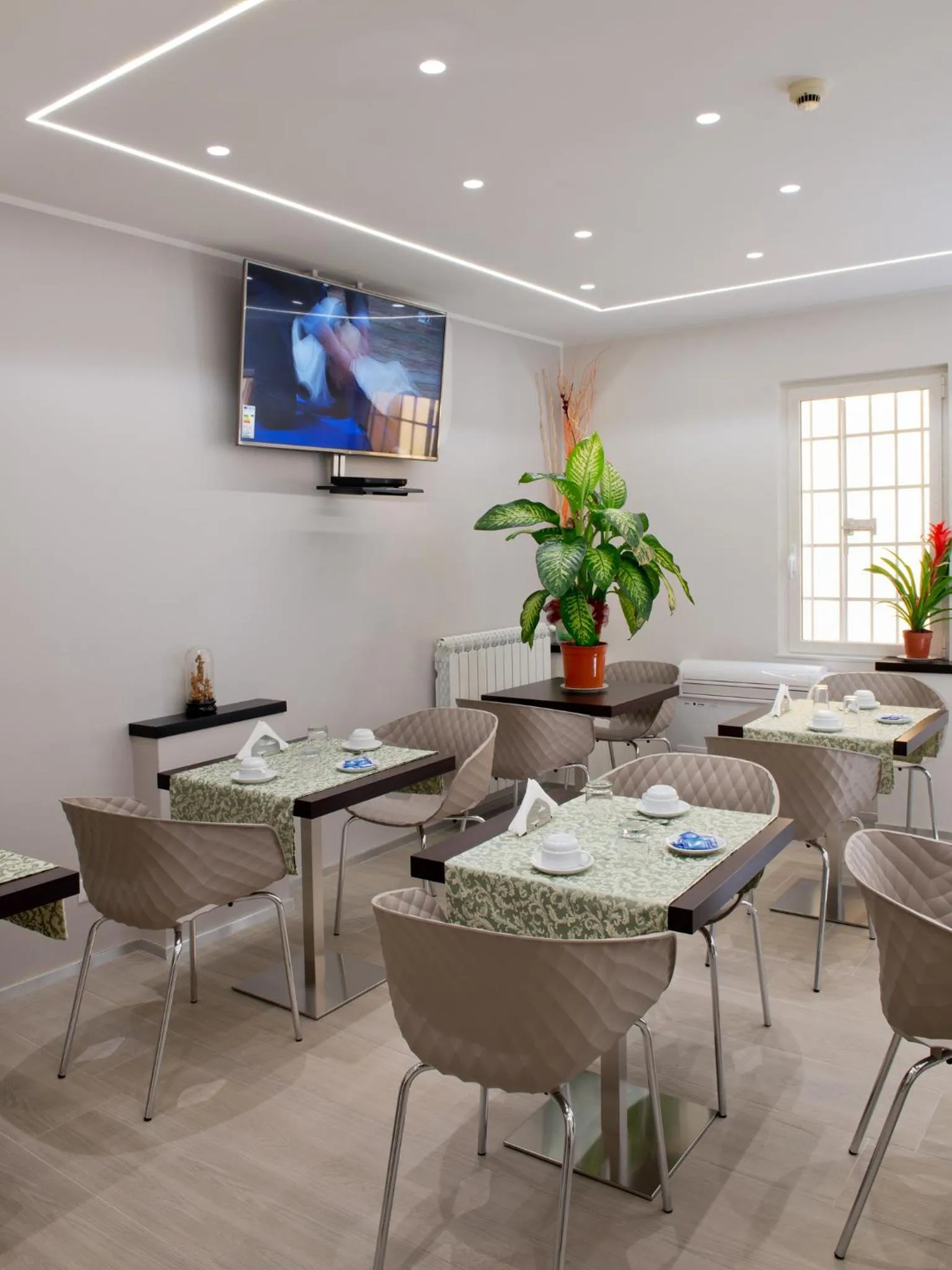 Restaurant/places to eat in Albergo Marechiaro