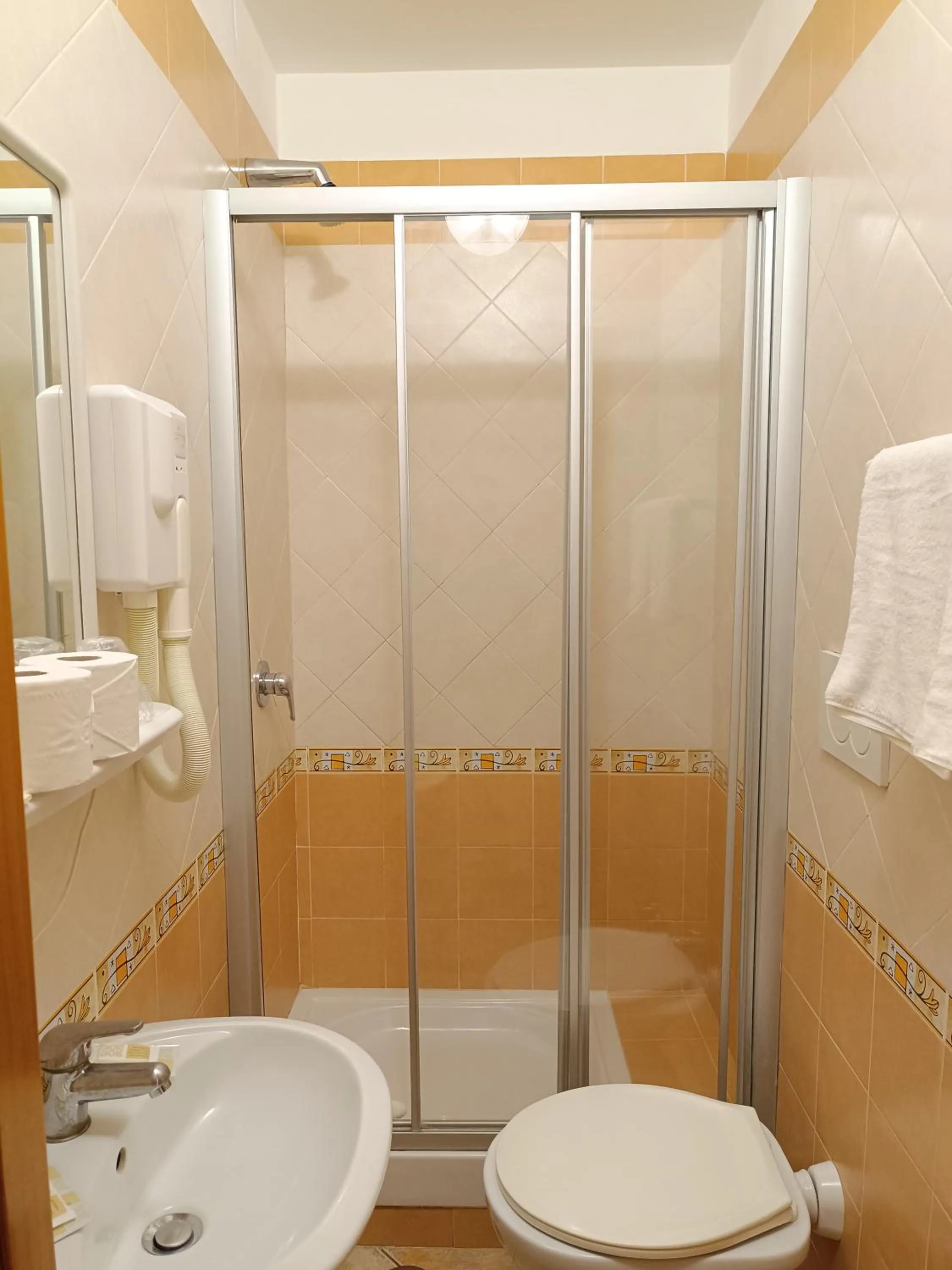 Shower in Albergo Marechiaro