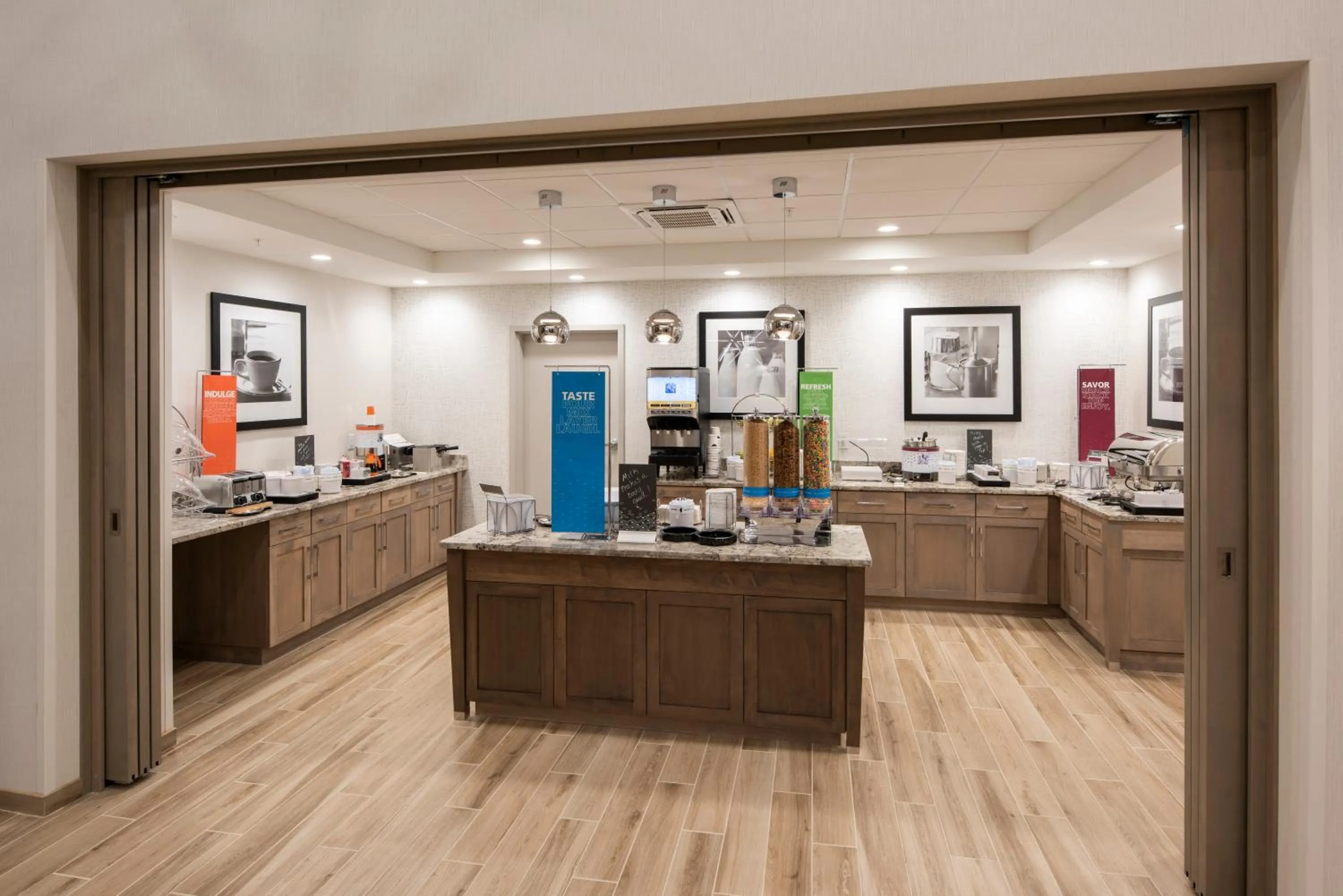 Breakfast in Hampton Inn & Suites Rocky Hill - Hartford South