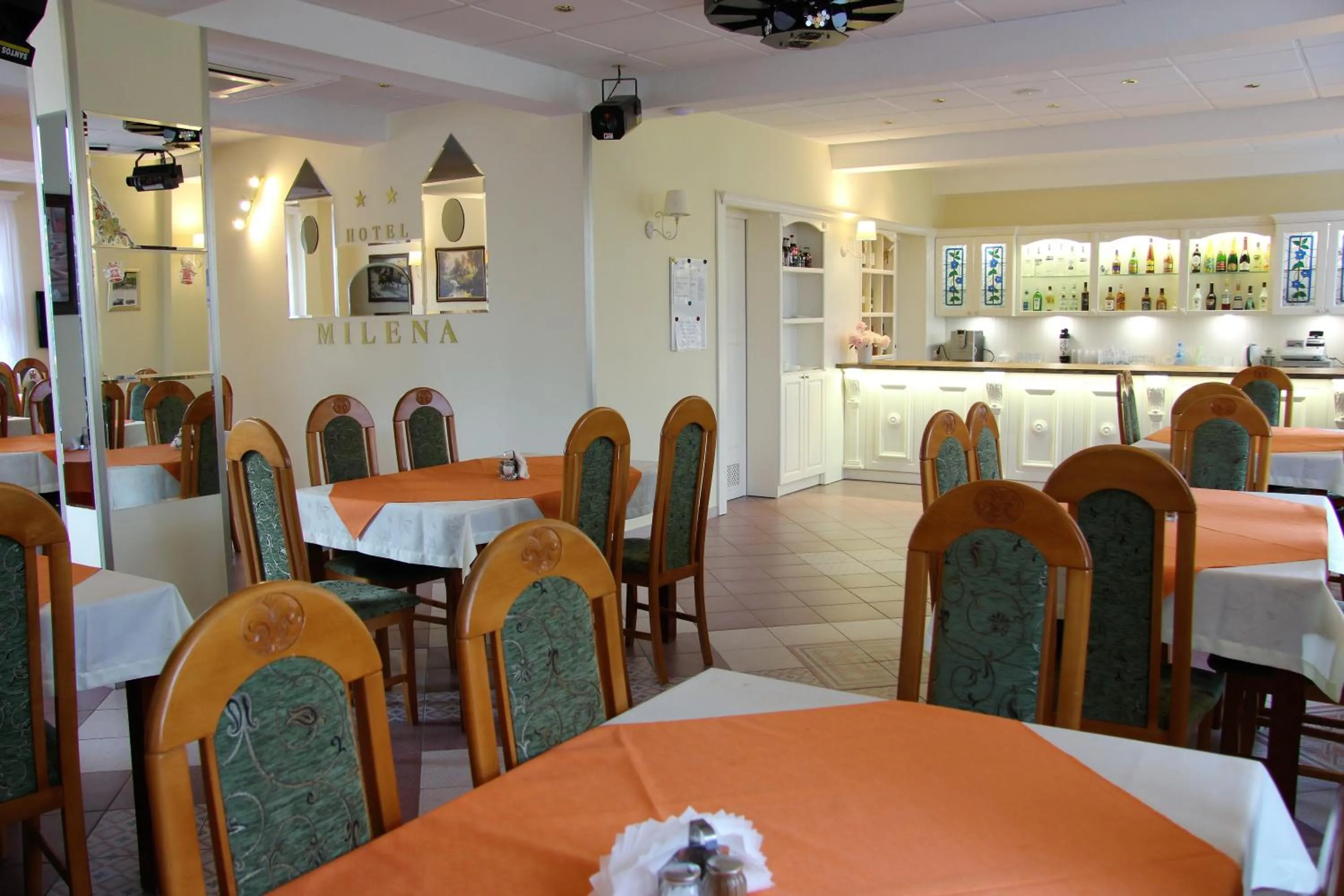 Restaurant/places to eat in Hotel Milena