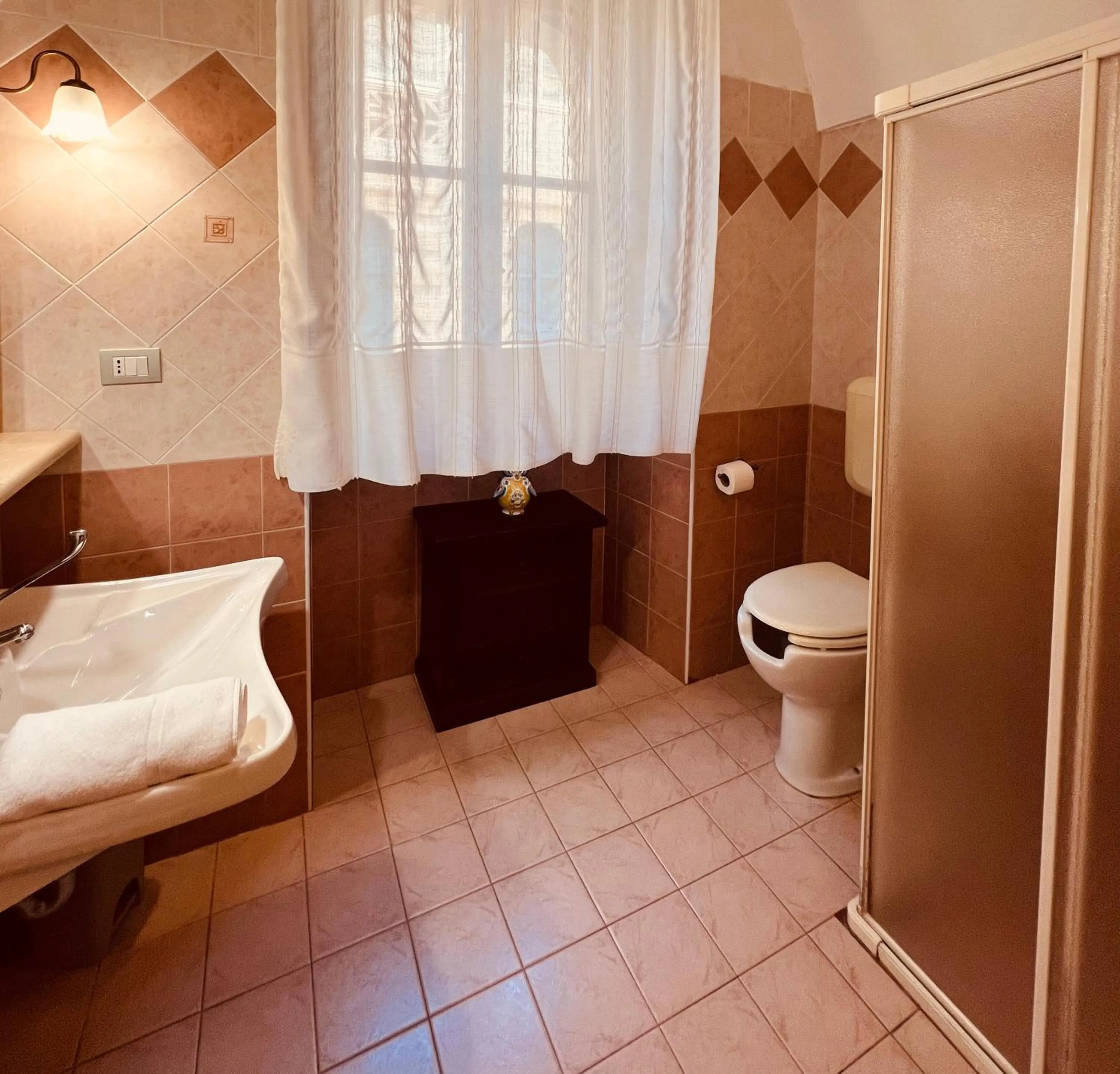 Shower, Bed in Villa Raffaella