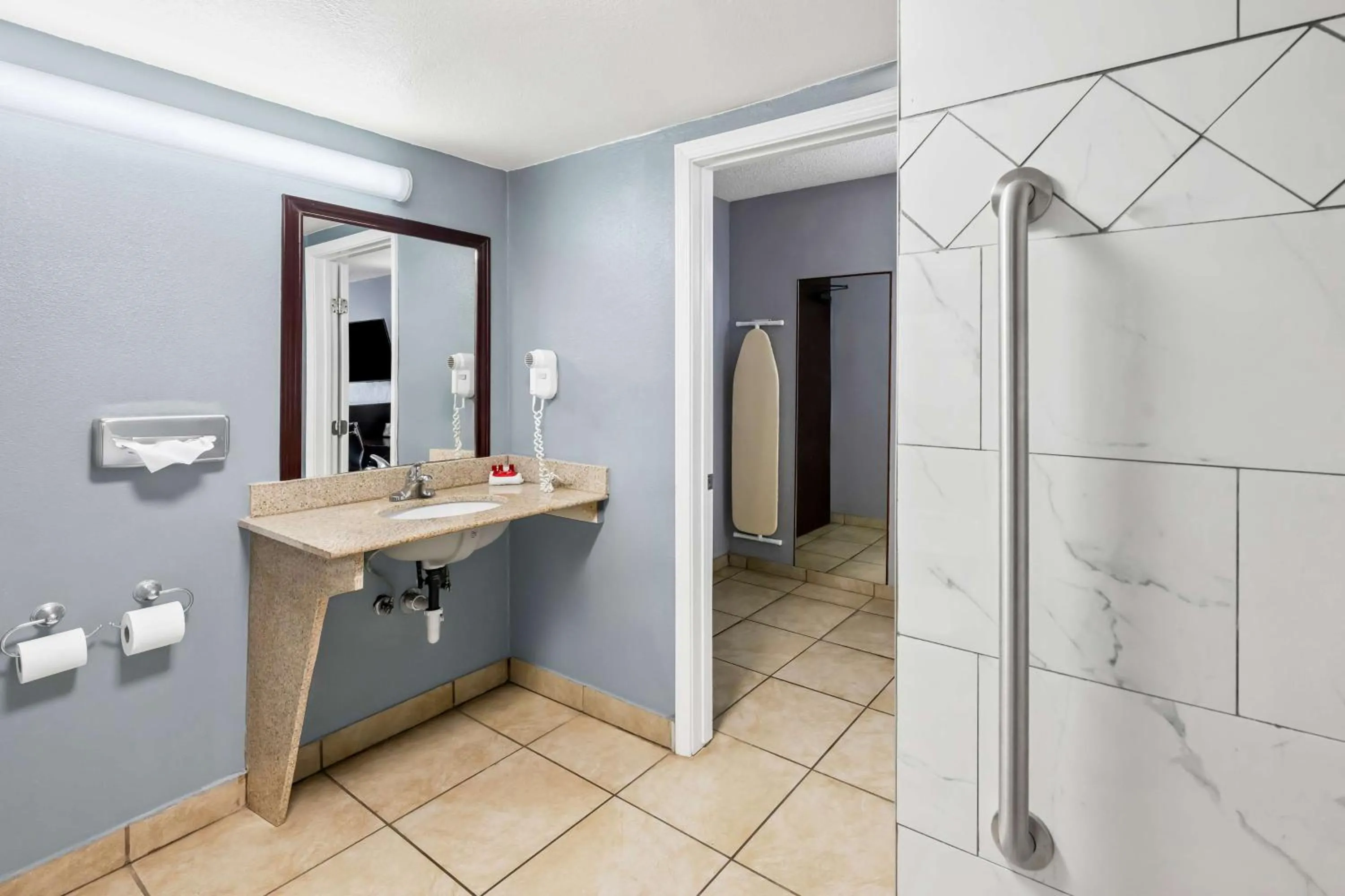 Bathroom in SureStay Plus Hotel by Best Western Lubbock Medical Center