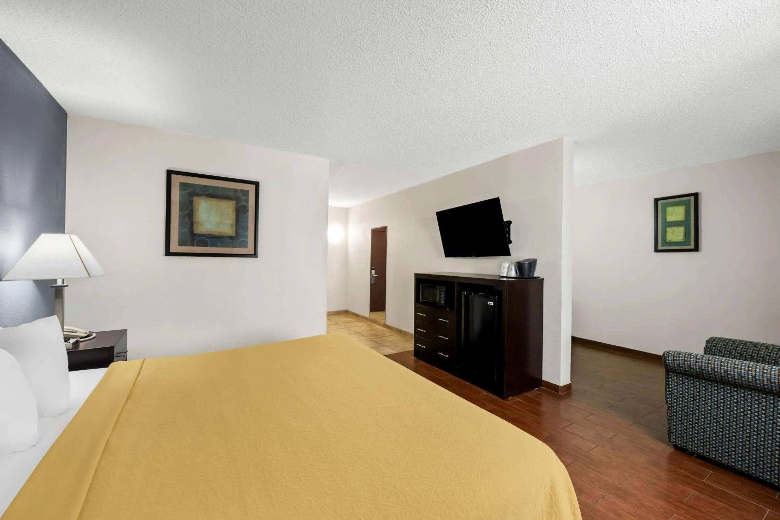 Photo of the whole room, Bed in SureStay Plus Hotel by Best Western Lubbock Medical Center