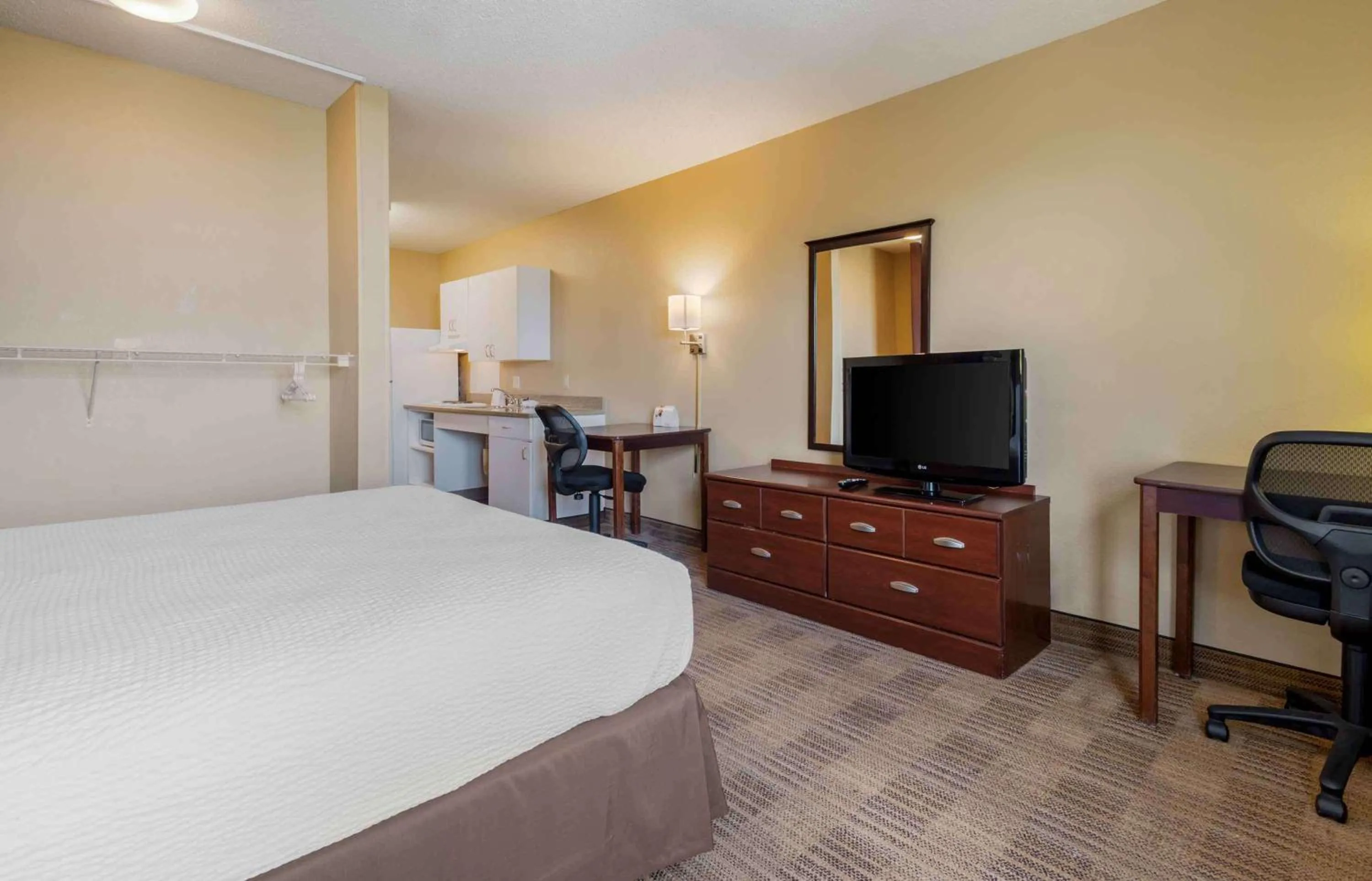 Bedroom, Bed in Extended Stay America Suites - Elizabeth - Newark Airport