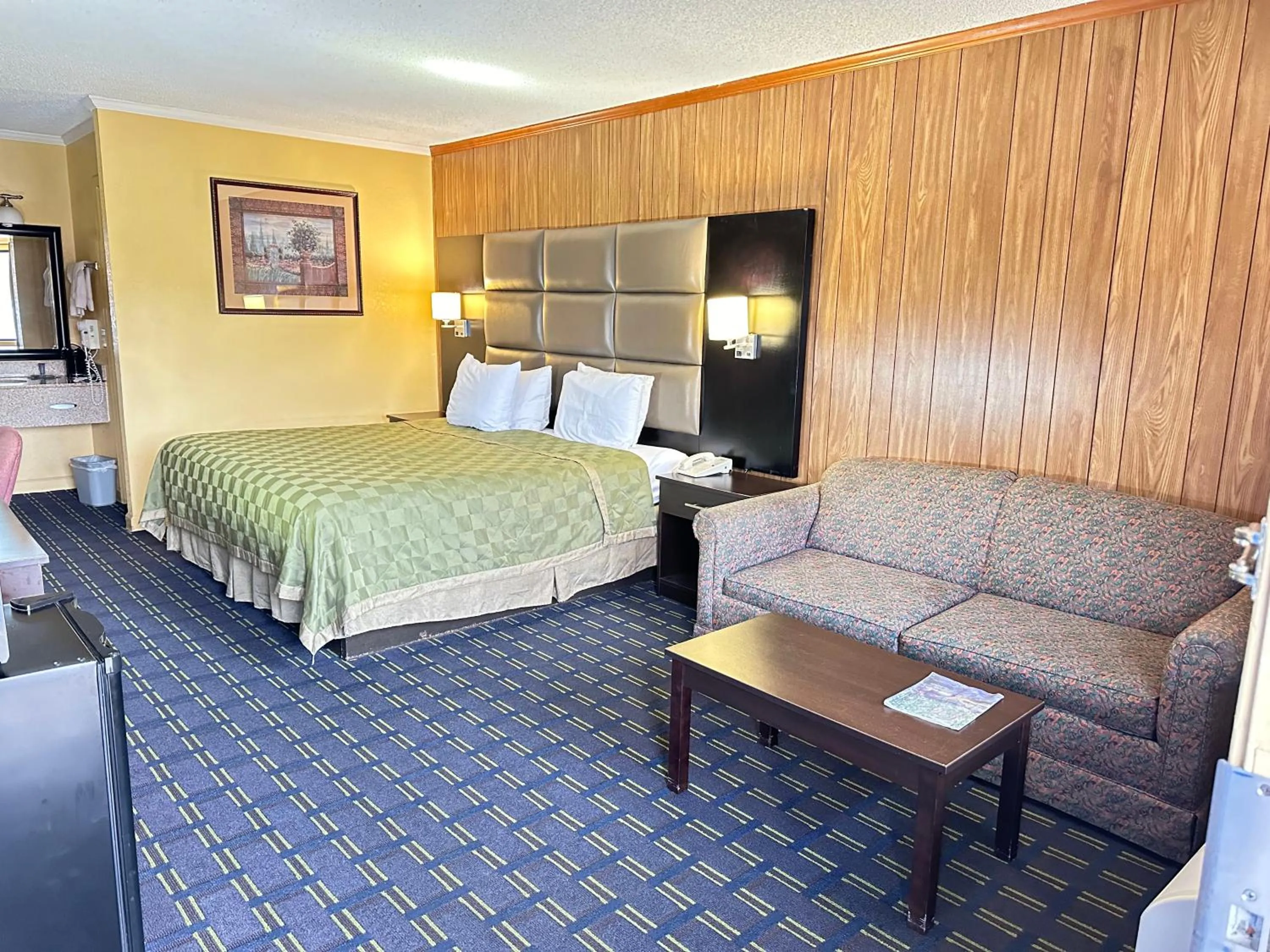 Bed in Rodeway Inn & Suites Plymouth Hwy 64