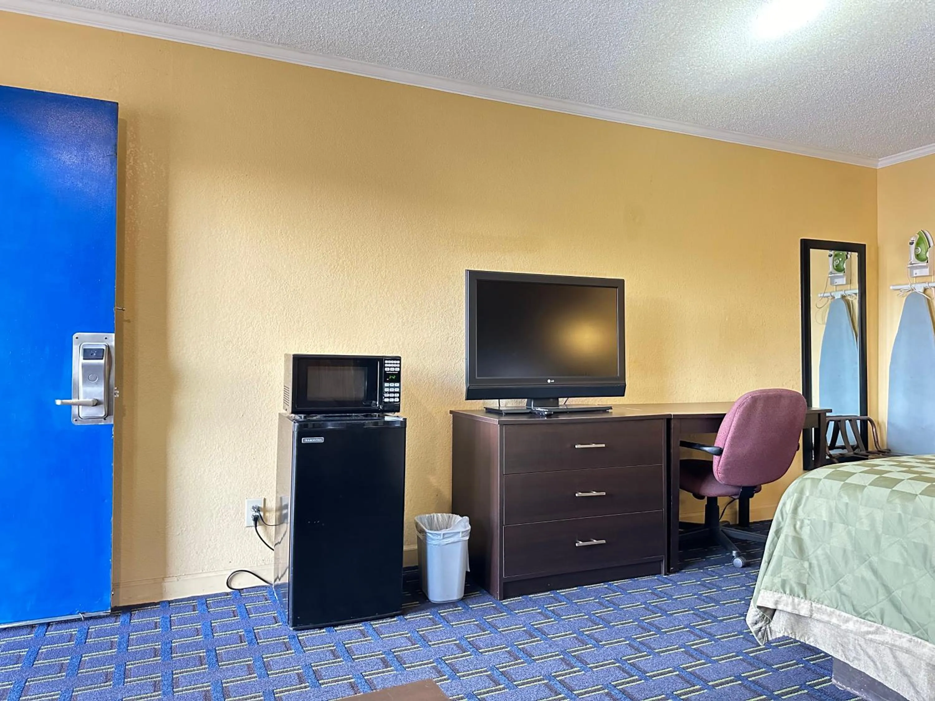 Bed in Rodeway Inn & Suites Plymouth Hwy 64