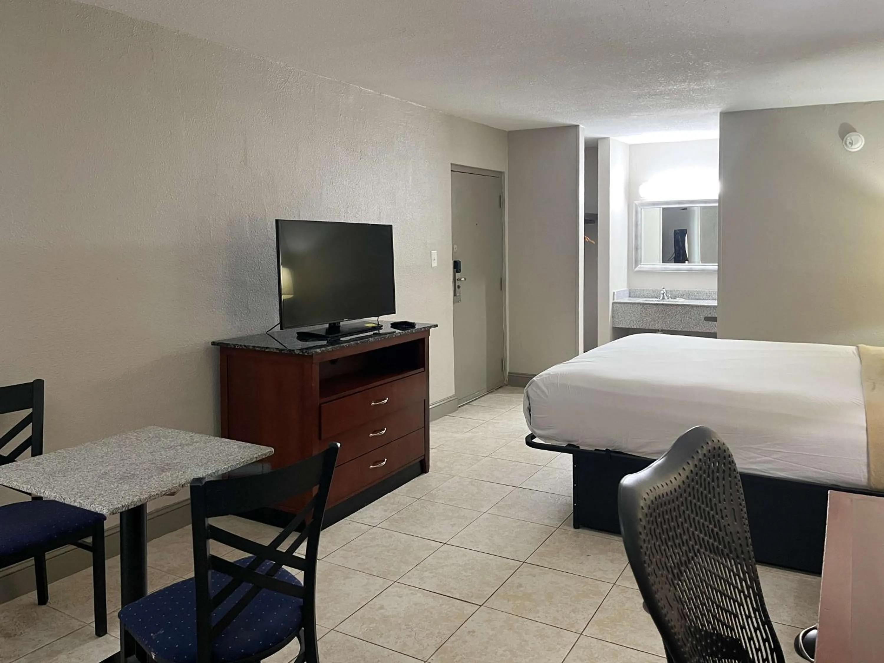 Bedroom, Bed in Motel 6 Raleigh, NC – Downtown South