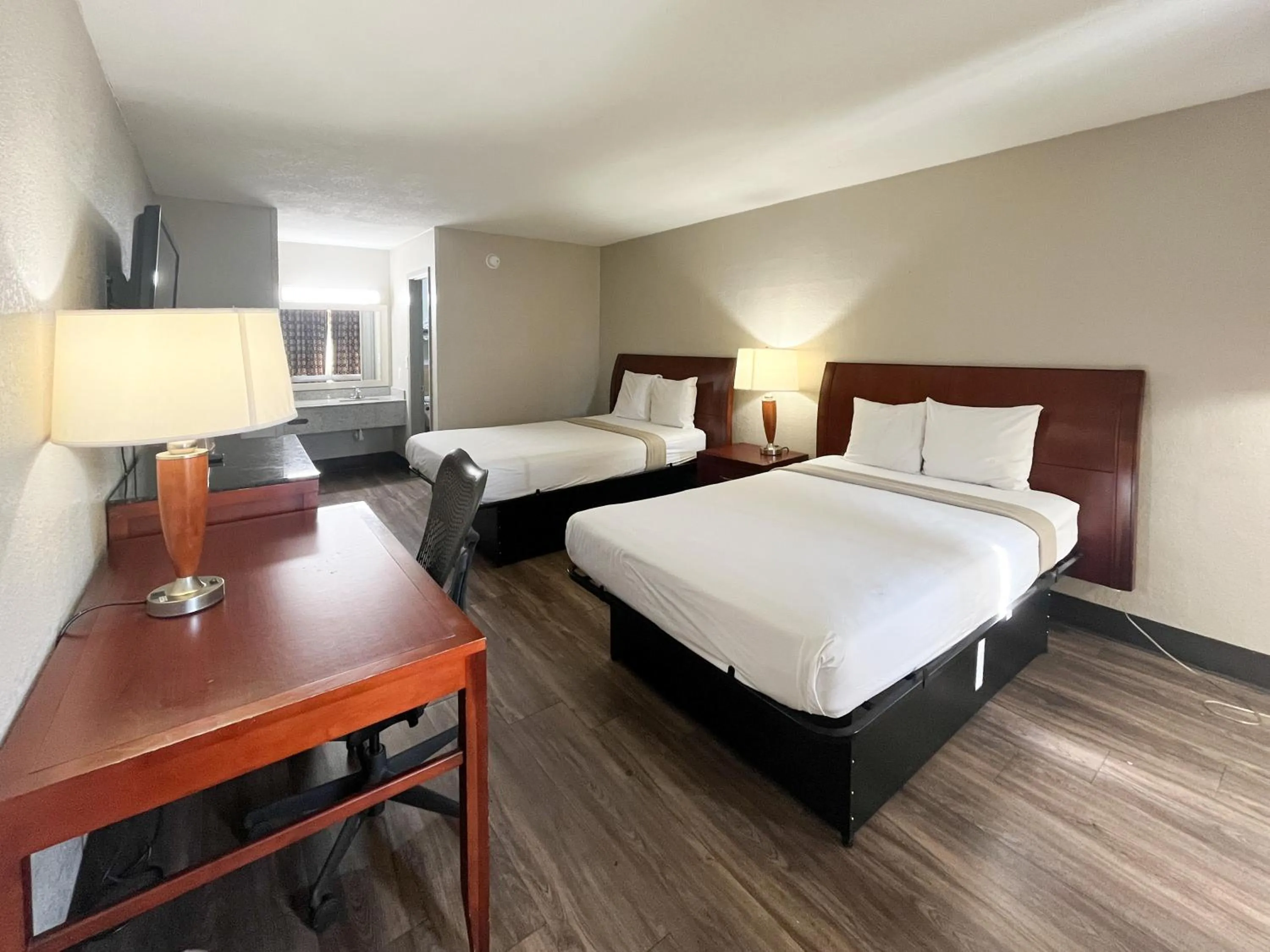 Bedroom, Bed in Motel 6 Raleigh, NC – Downtown South