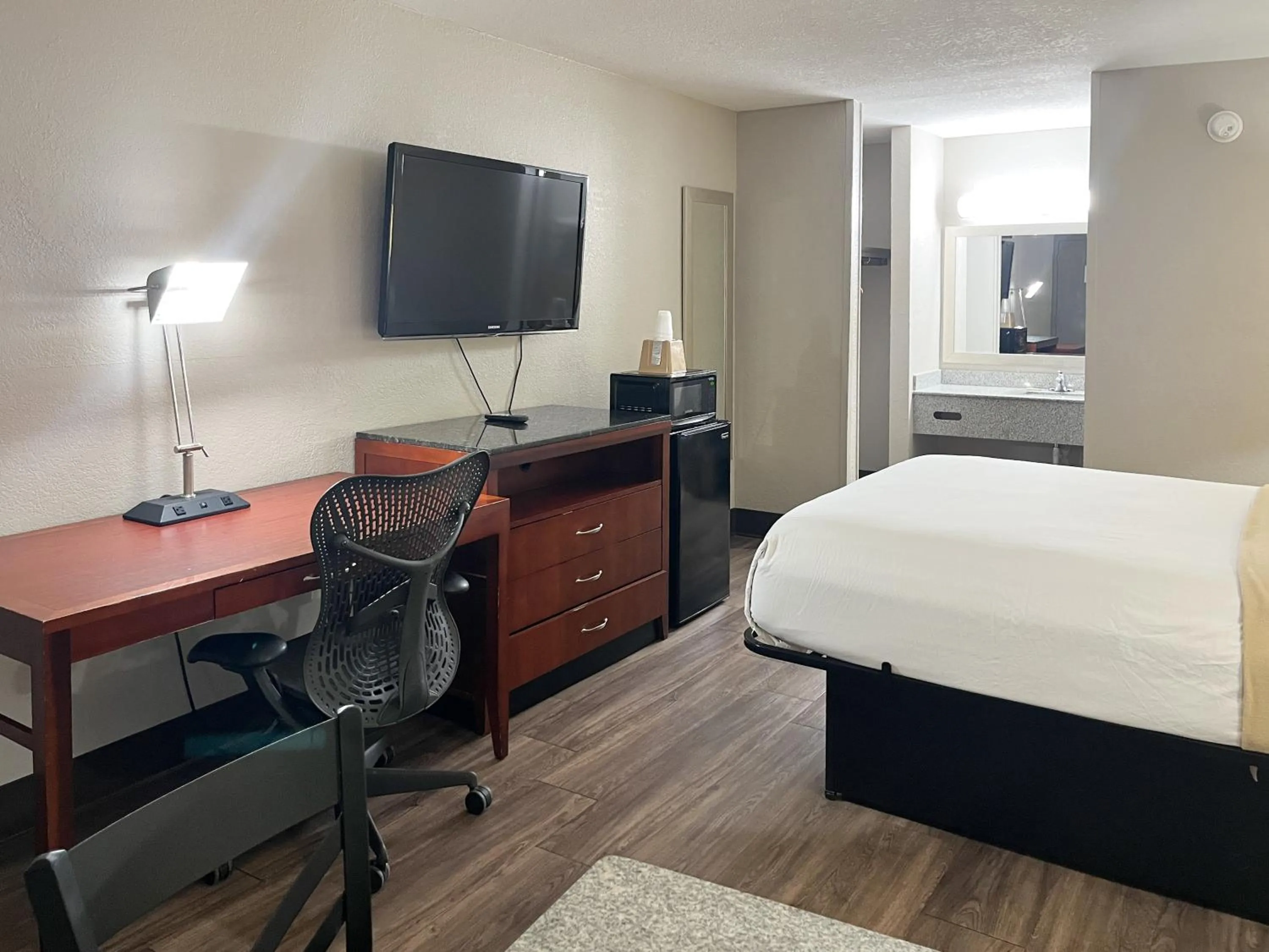 Bedroom, Bed in Motel 6 Raleigh, NC – Downtown South