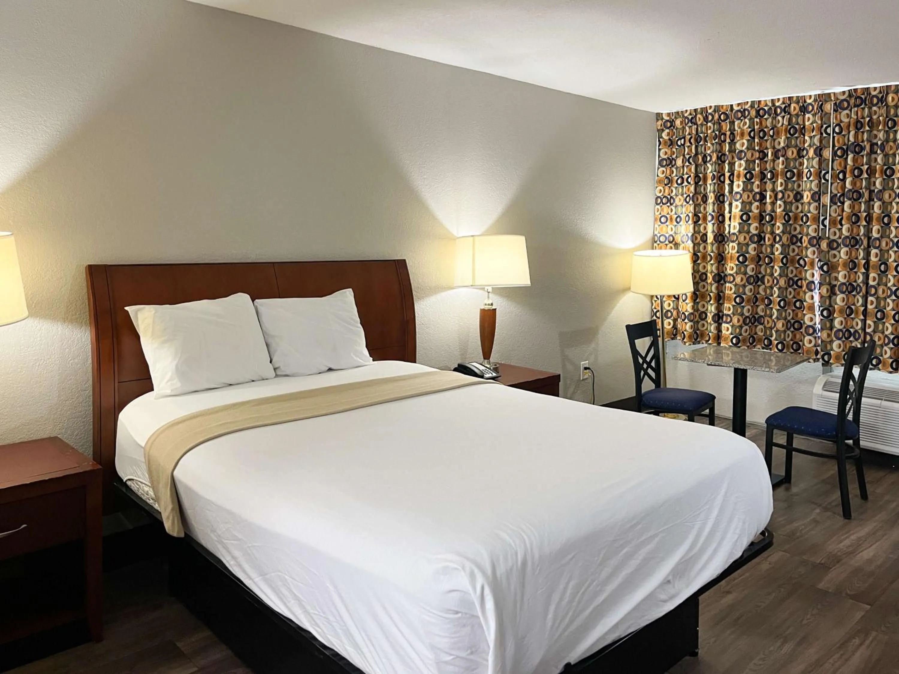 Bedroom, Bed in Motel 6 Raleigh, NC – Downtown South