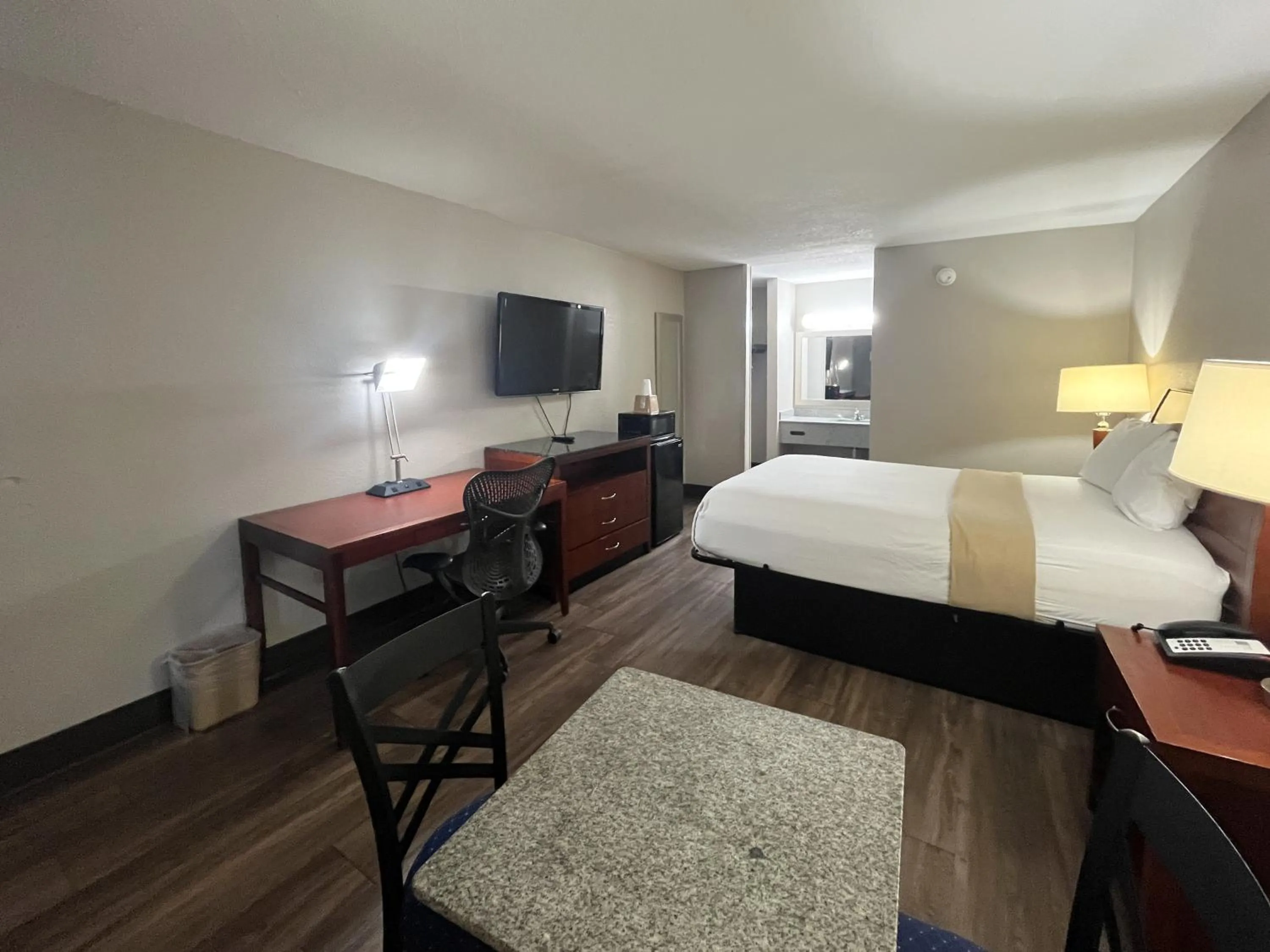 Bedroom, Bed in Motel 6 Raleigh, NC – Downtown South