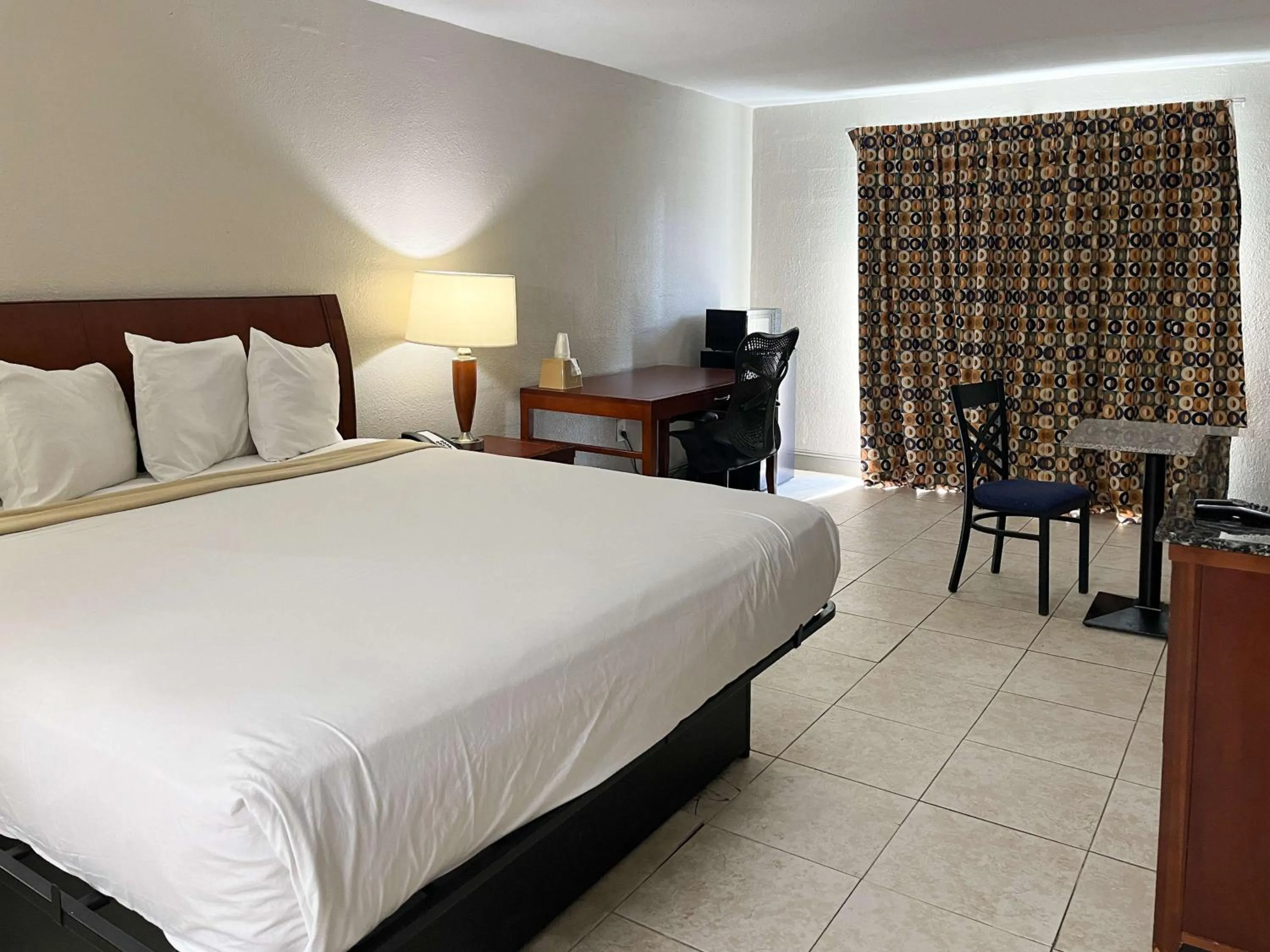 Bedroom, Bed in Motel 6 Raleigh, NC – Downtown South