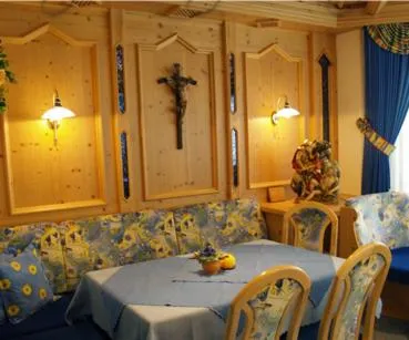 Communal lounge/ TV room in Sportapart Garni Mallaun