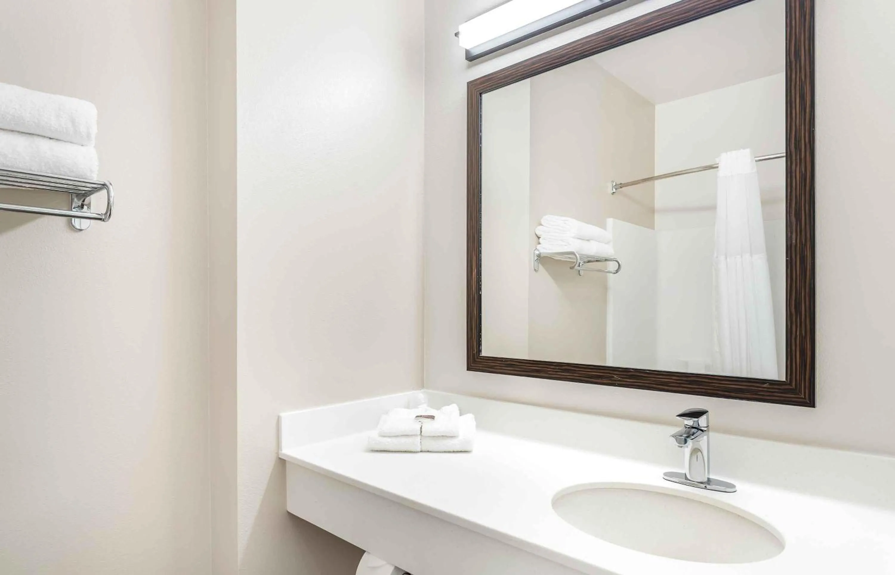 Bathroom in Extended Stay America Suites - Long Island - Melville