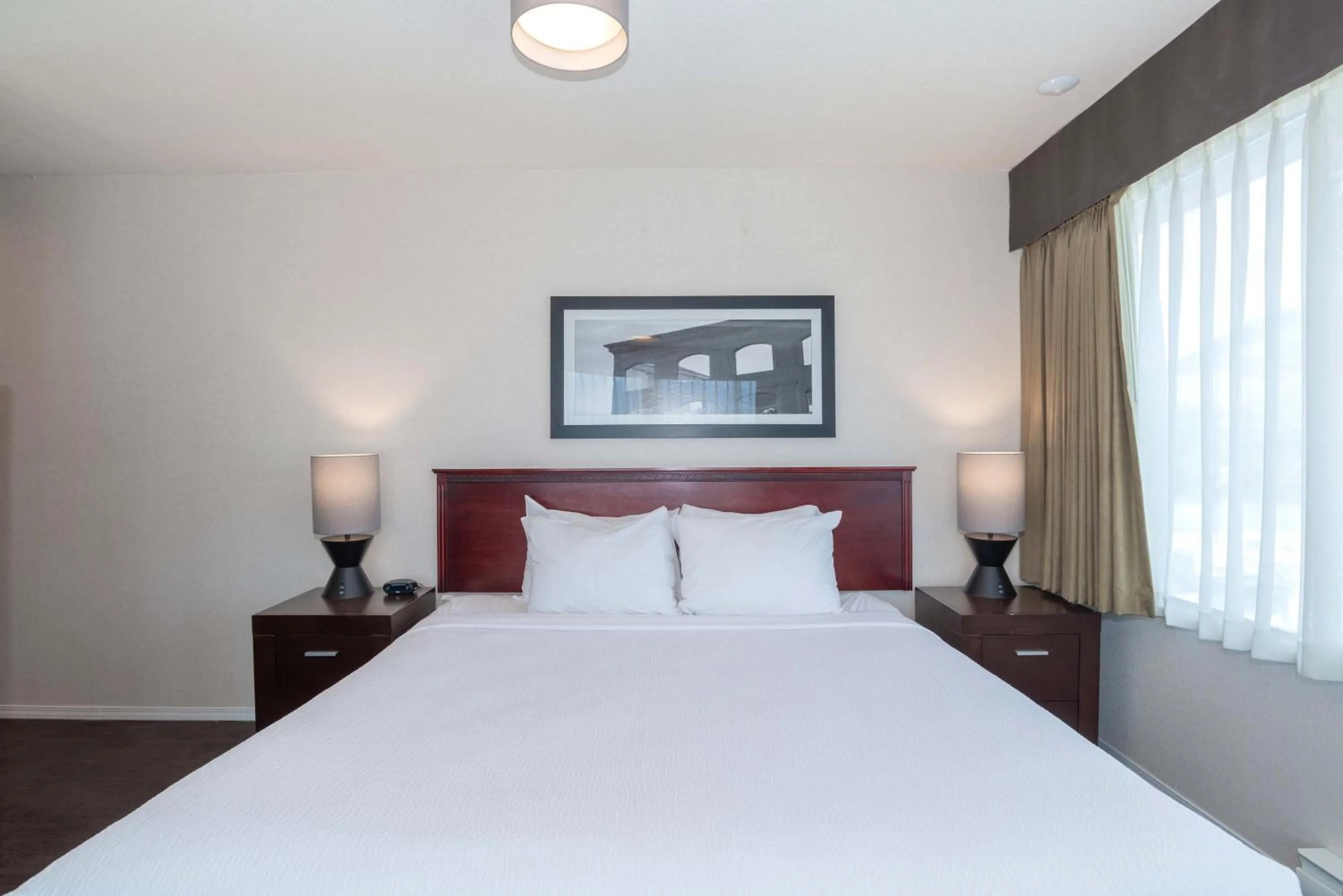 Photo of the whole room, Bed in Sandman Hotel Penticton