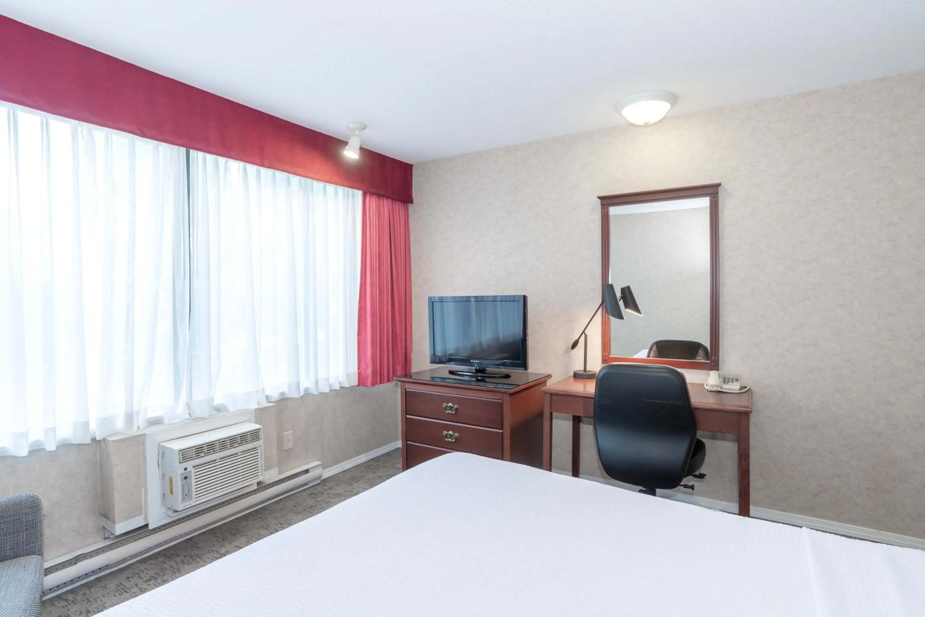 Photo of the whole room, Bed in Sandman Hotel Penticton