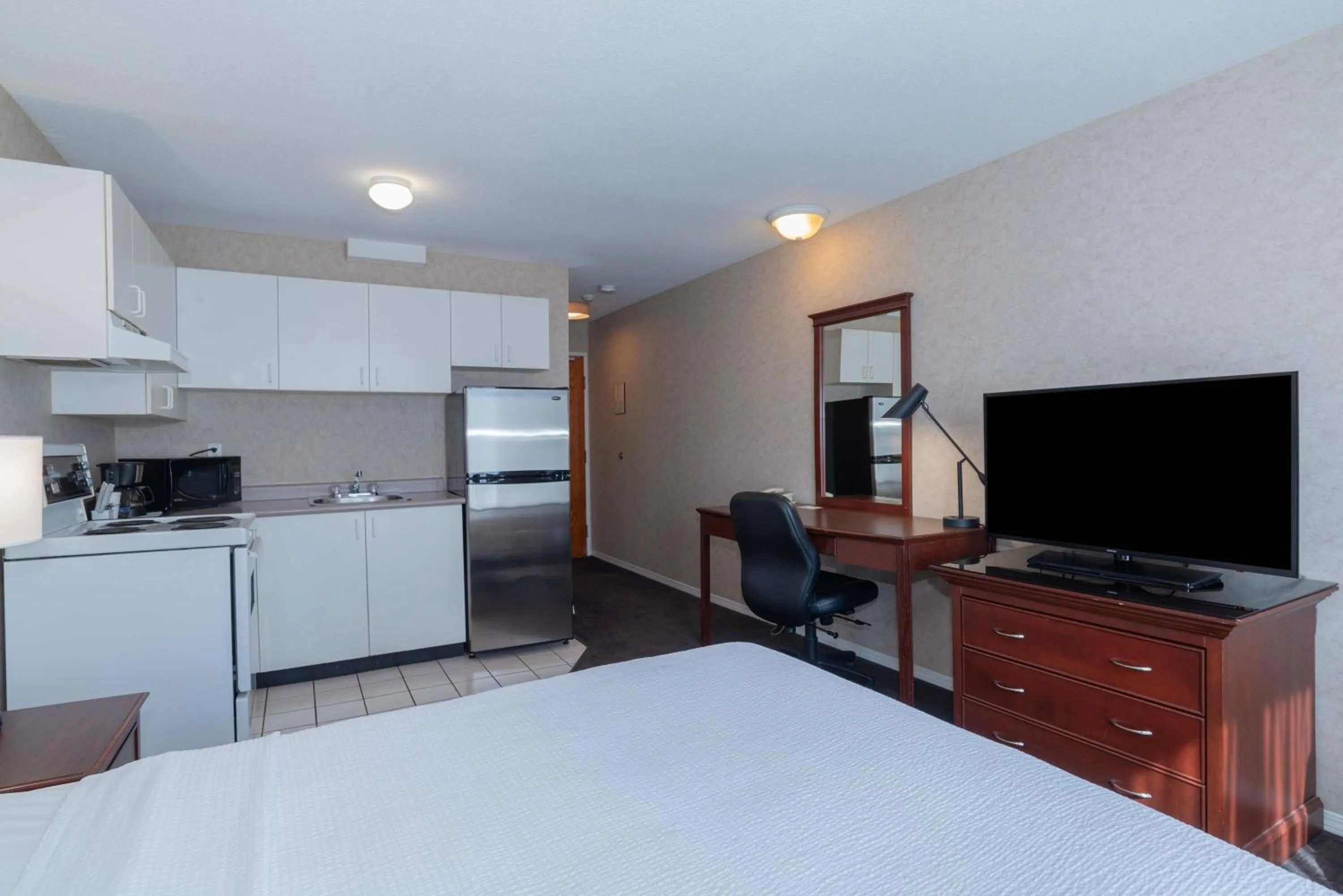 Photo of the whole room, Bed in Sandman Hotel Penticton