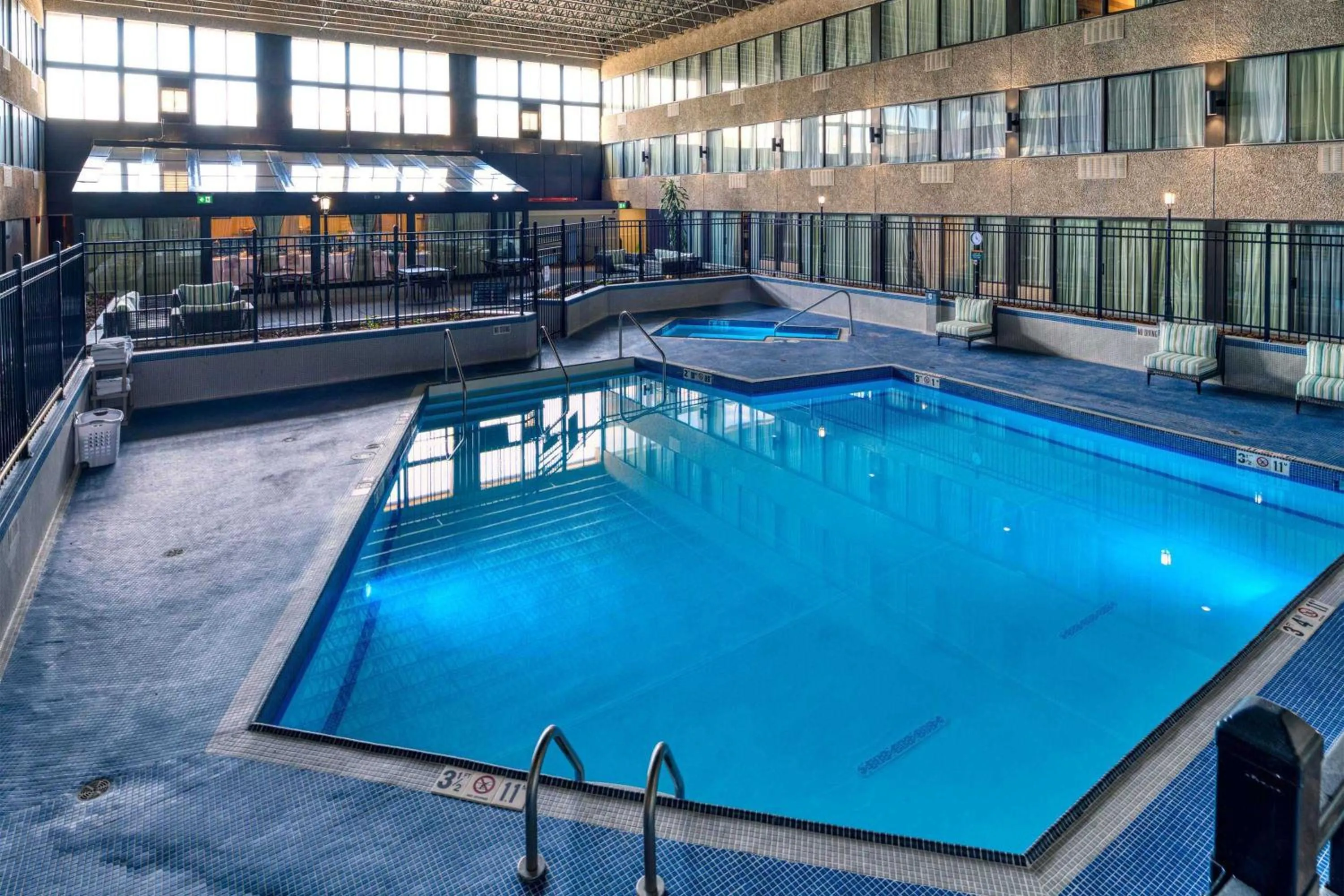 Swimming pool in Sandman Hotel Penticton