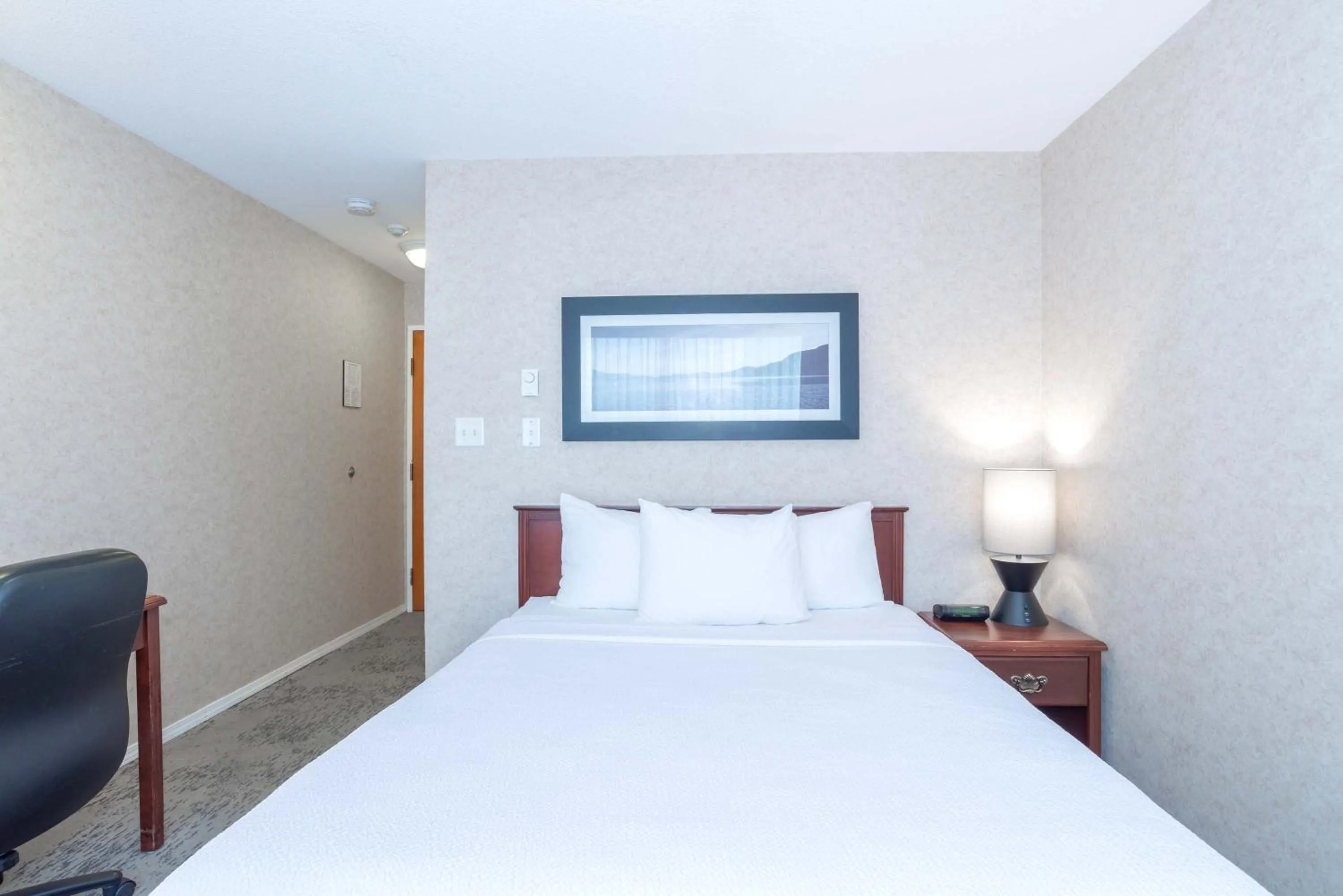 Photo of the whole room, Bed in Sandman Hotel Penticton