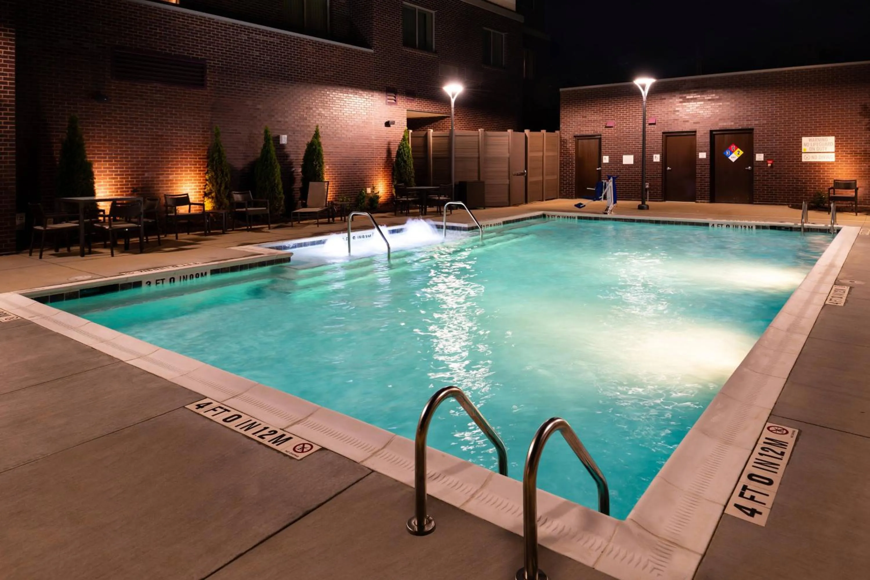 Swimming pool in Courtyard by Marriott Charlotte Northlake
