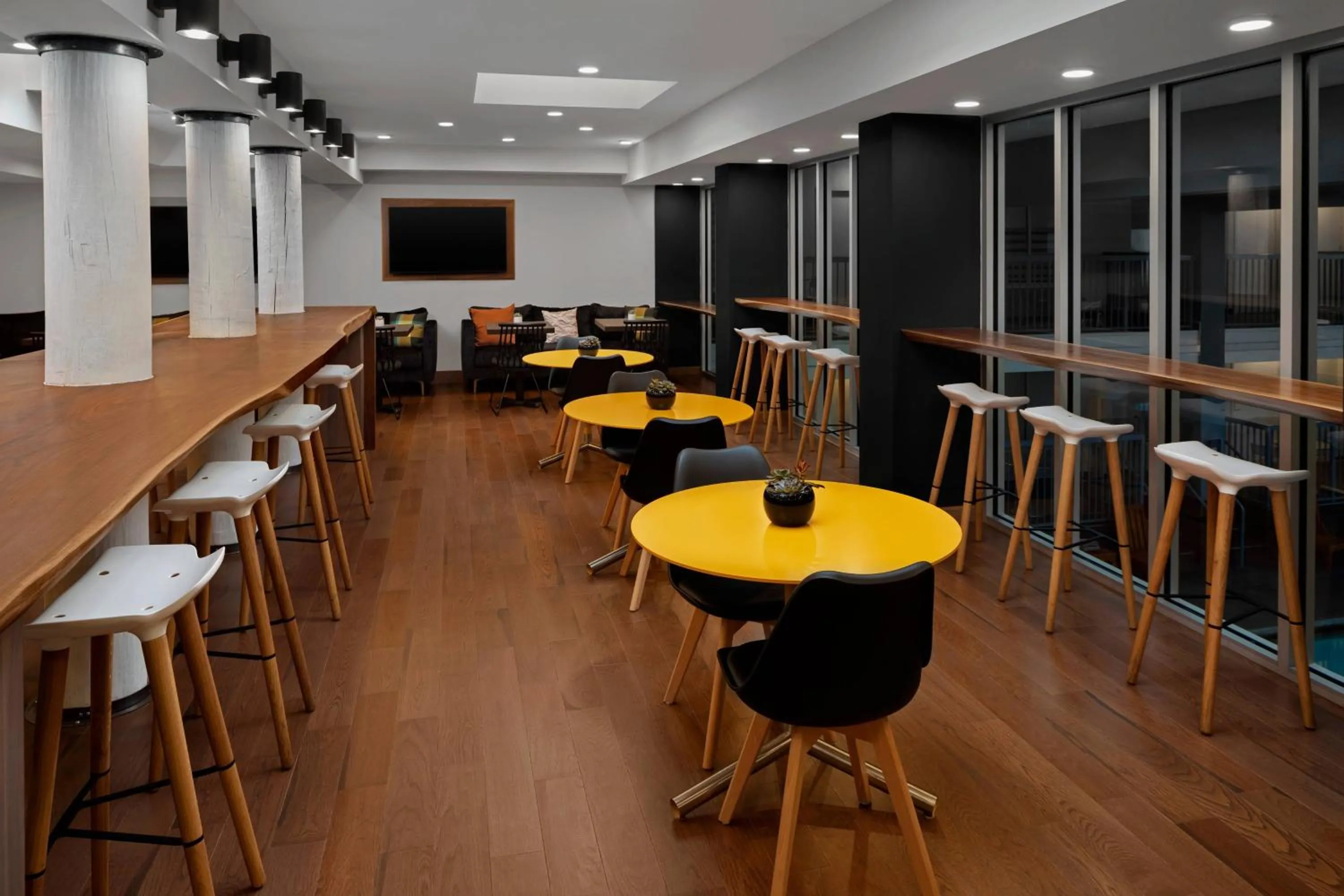 Lounge or bar in Renaissance Minneapolis Bloomington Hotel