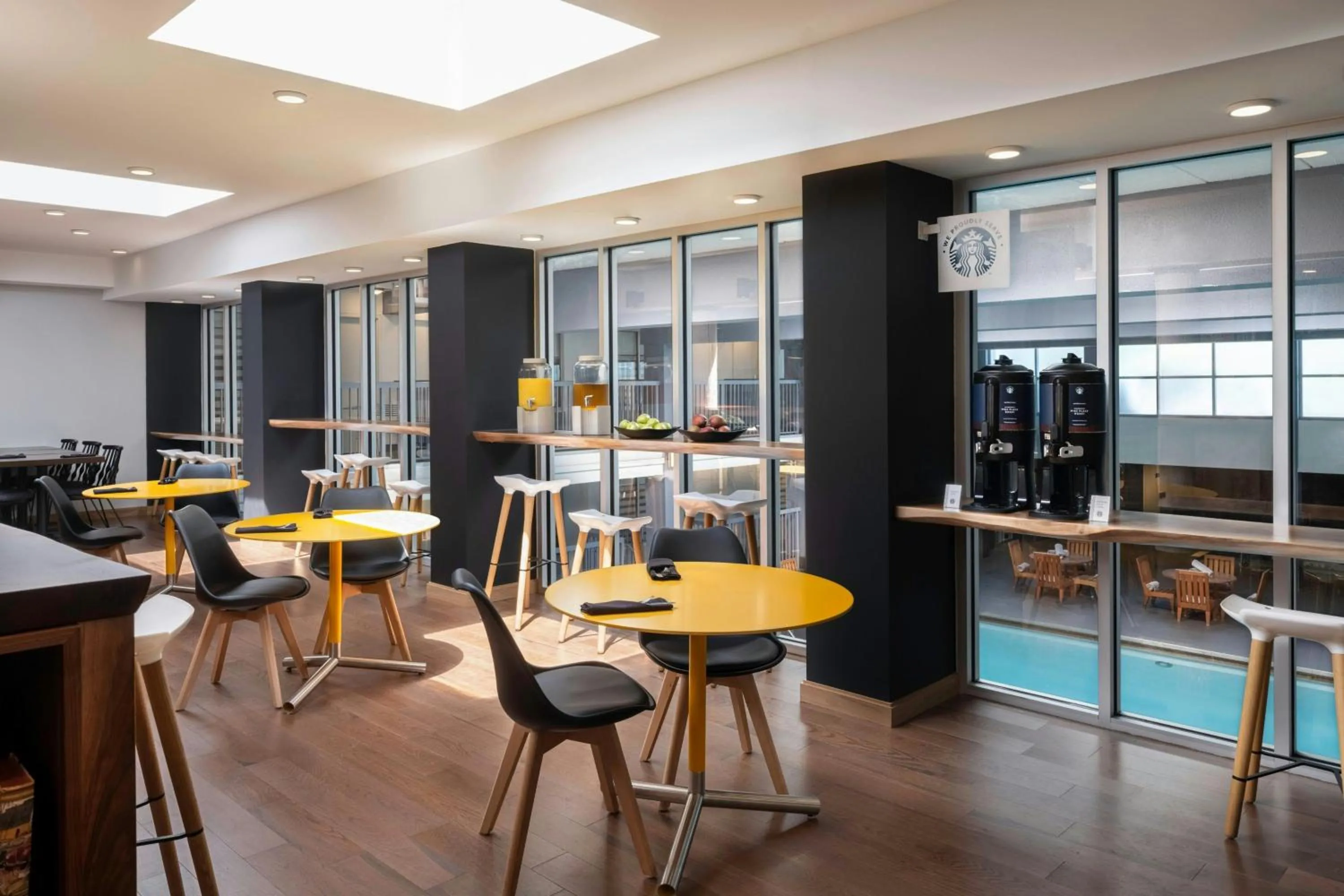 Lounge or bar in Renaissance Minneapolis Bloomington Hotel