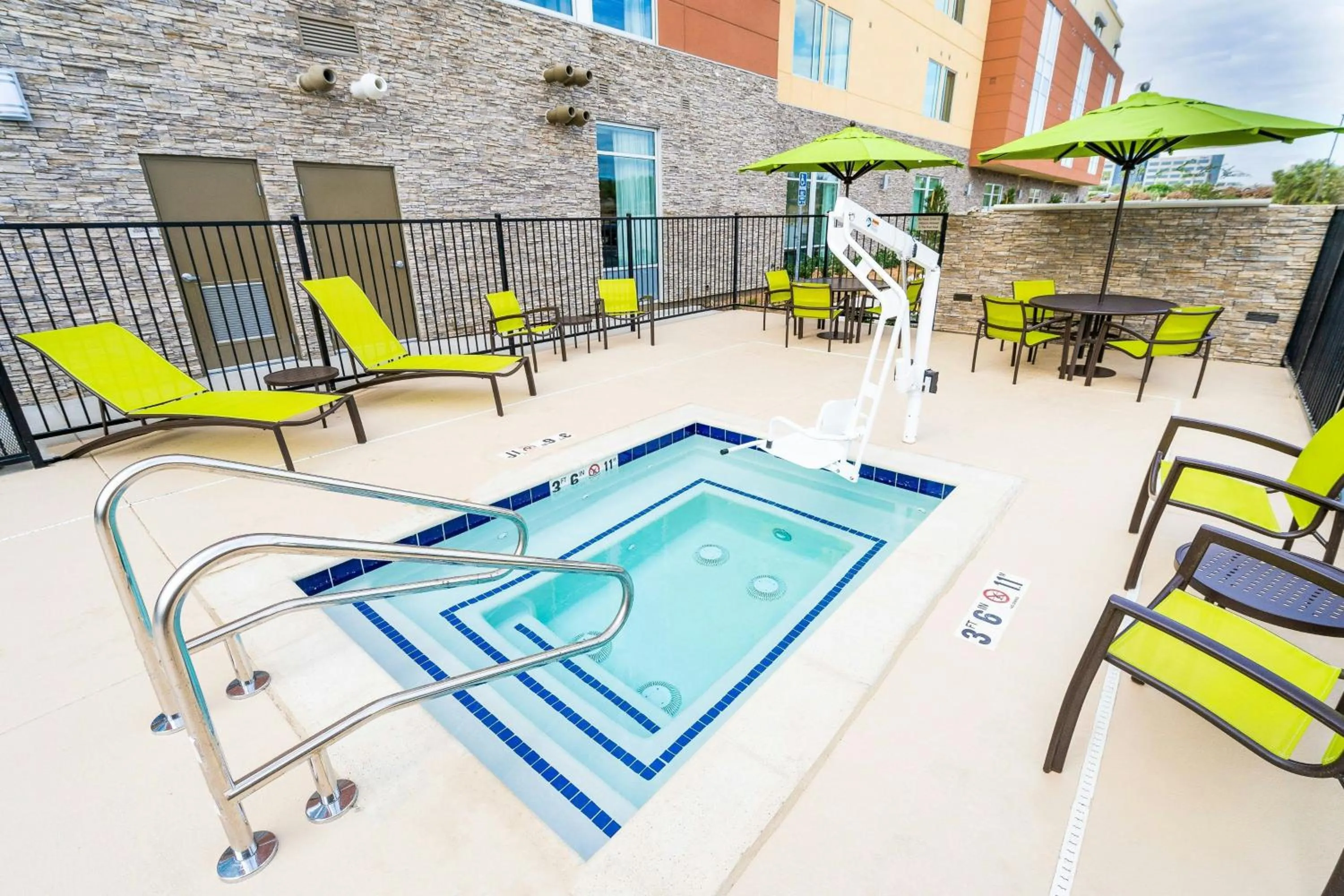 Swimming pool in SpringHill Suites by Marriott Ontario Airport/Rancho Cucamonga