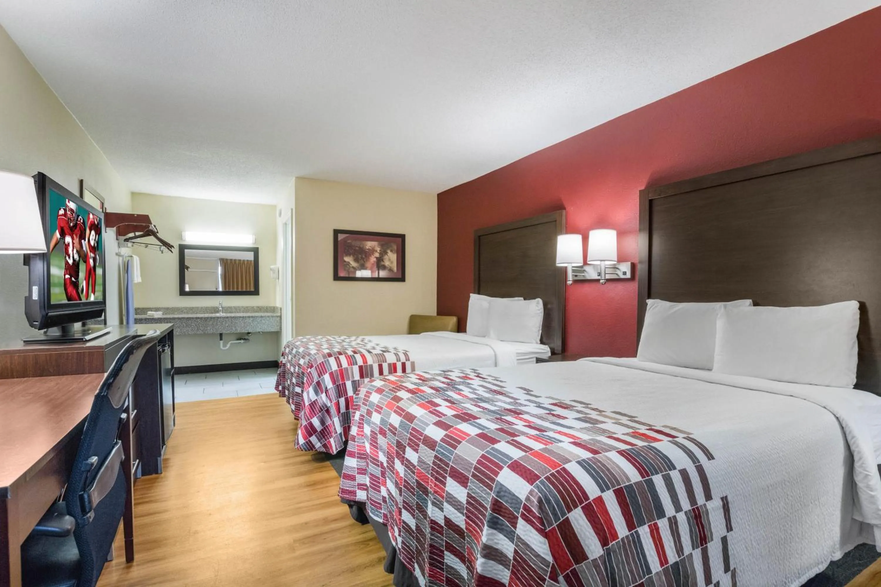 Photo of the whole room, Bed in Red Roof Inn Cincinnati Airport–Florence/ Erlanger