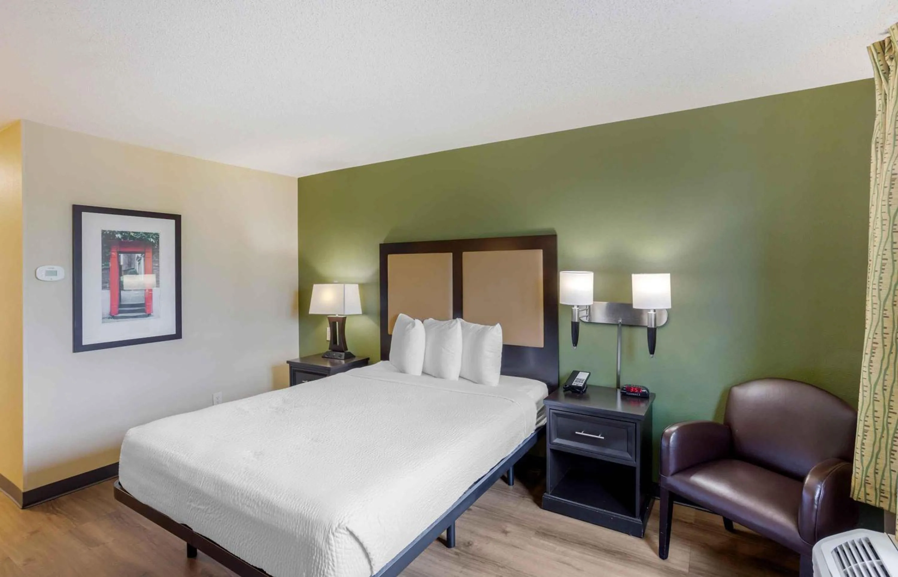 Bedroom, Bed in Extended Stay America Suites - New York City - LaGuardia Airport