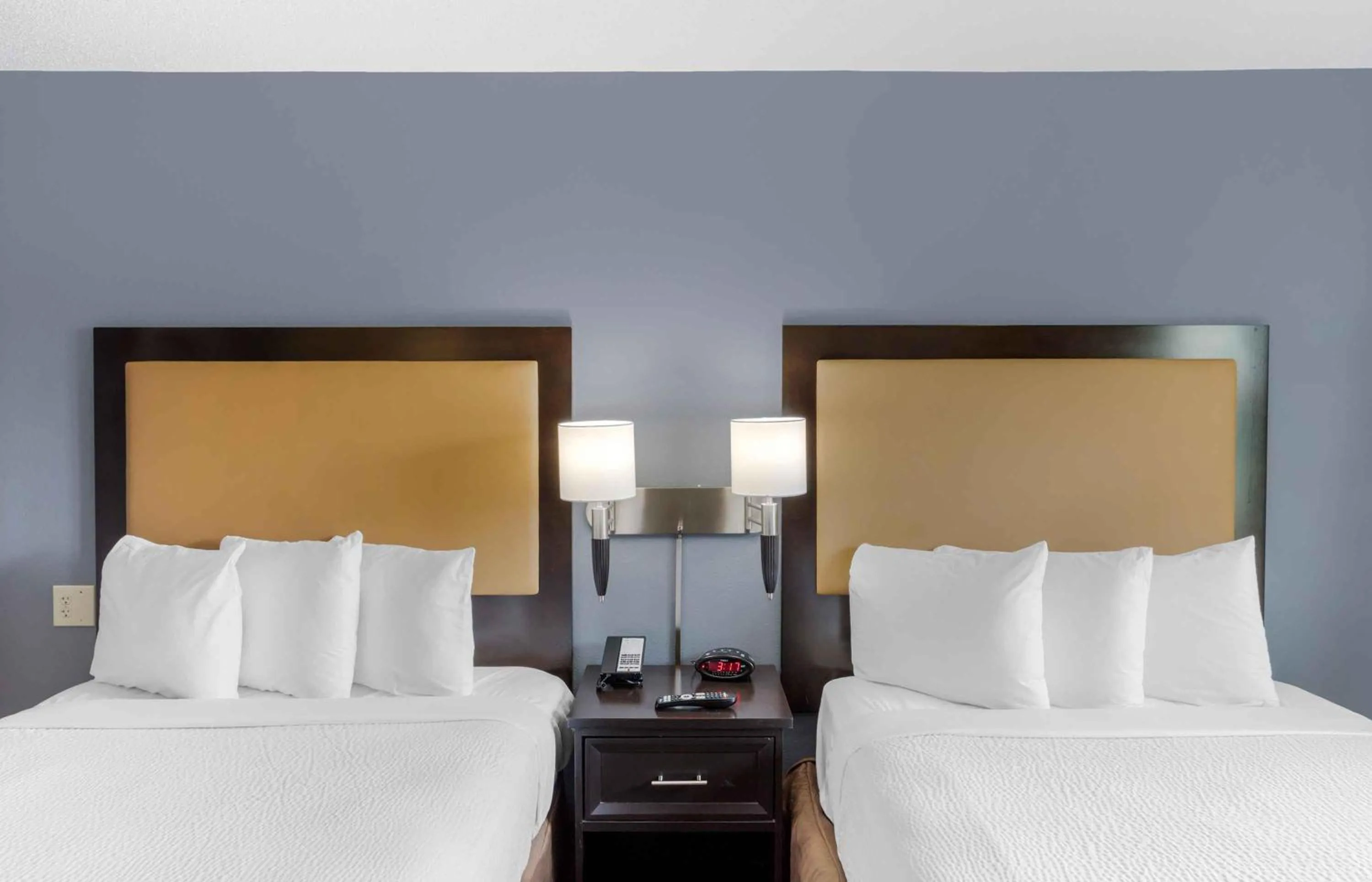 Bedroom, Bed in Extended Stay America Suites - New York City - LaGuardia Airport