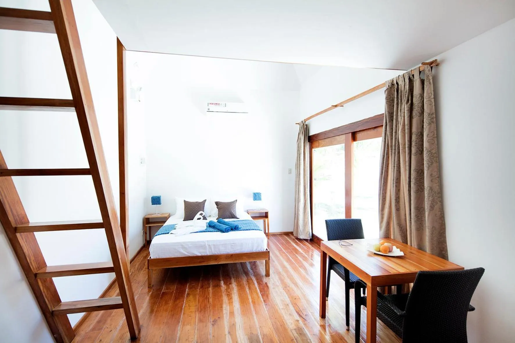 Photo of the whole room, Bed in Island World Panglao