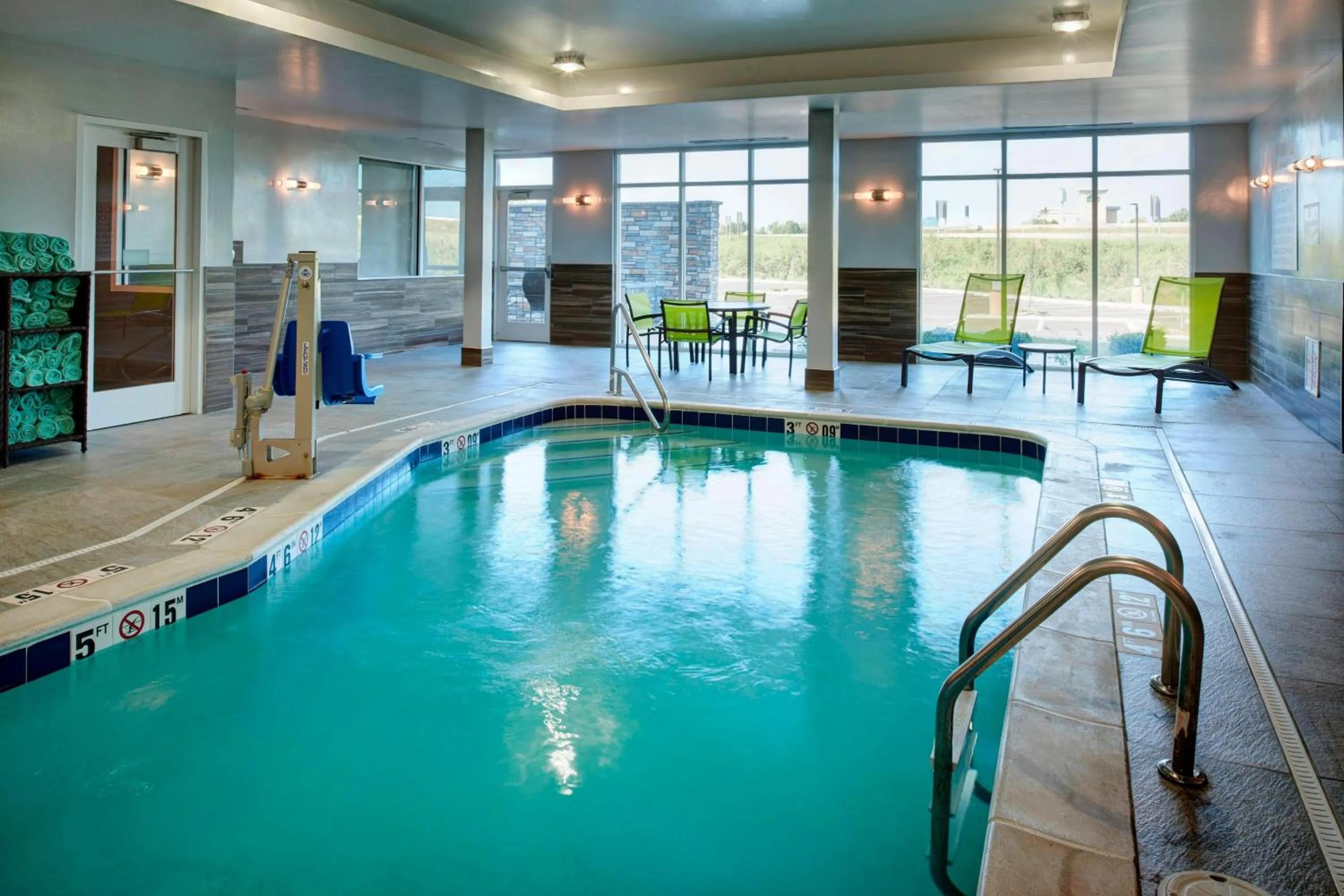 Swimming pool in Fairfield Inn & Suites by Marriott Columbus, IN