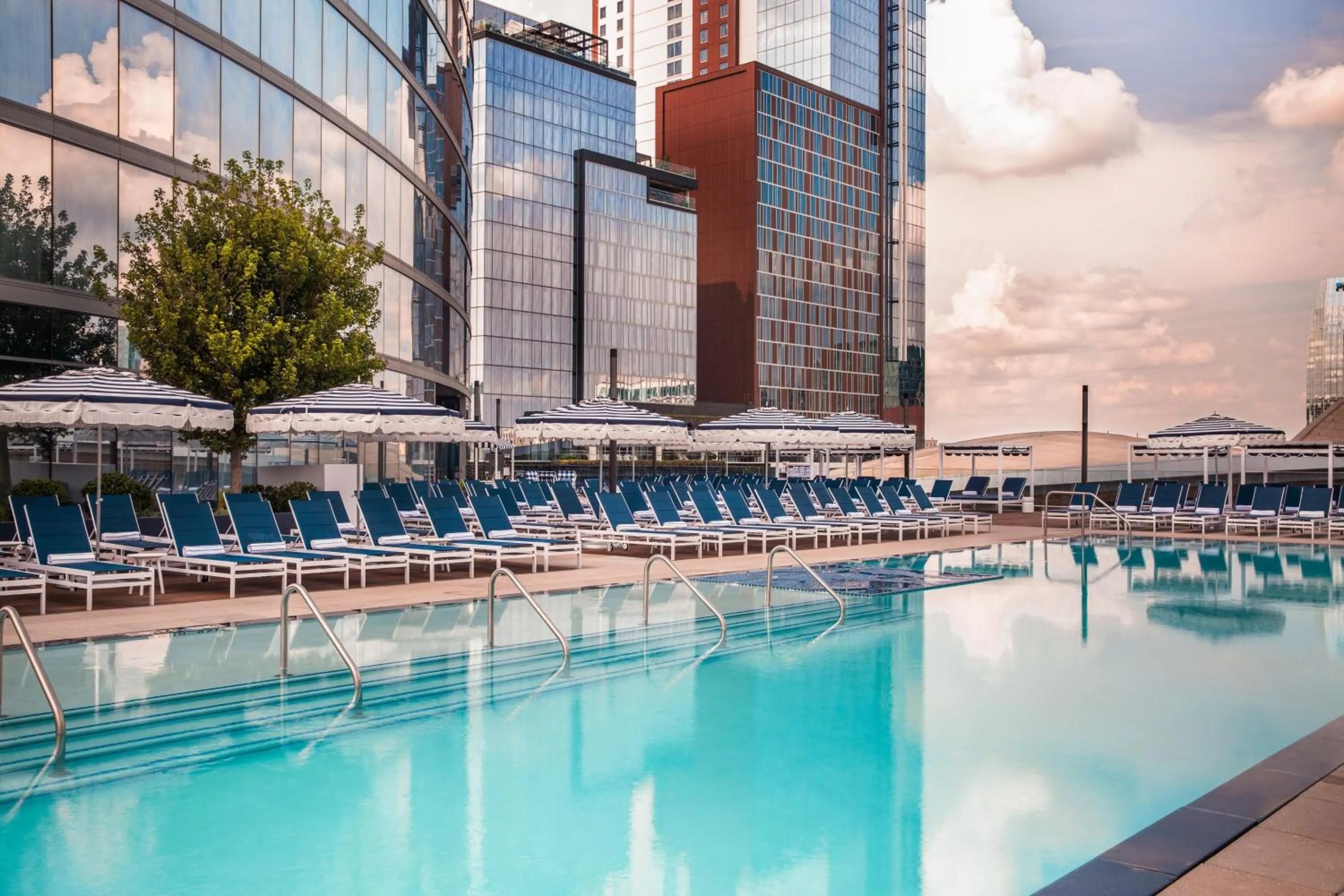 Swimming pool in JW Marriott Nashville