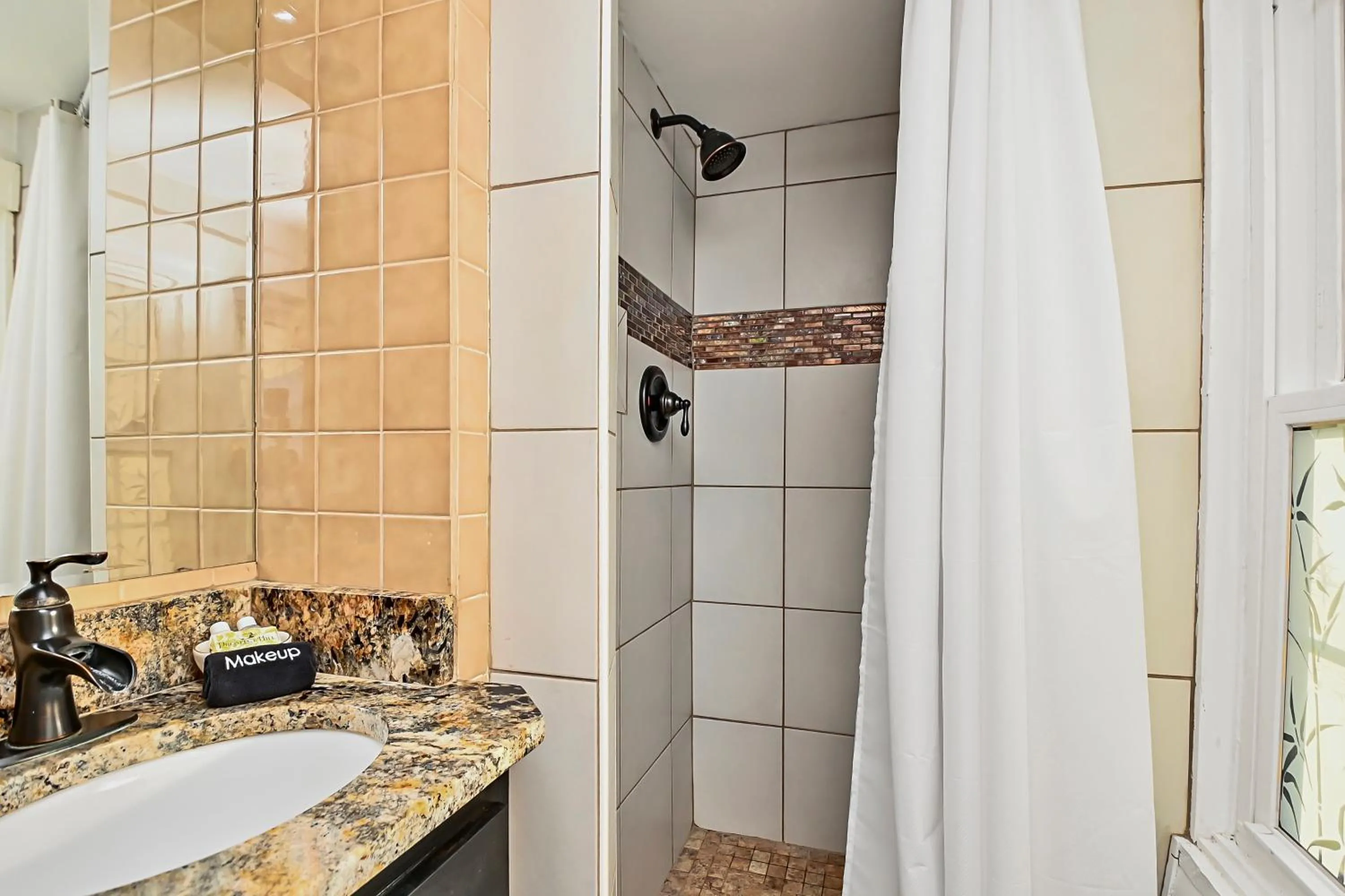 Bathroom in Prospect Hill Inn & Restaurant