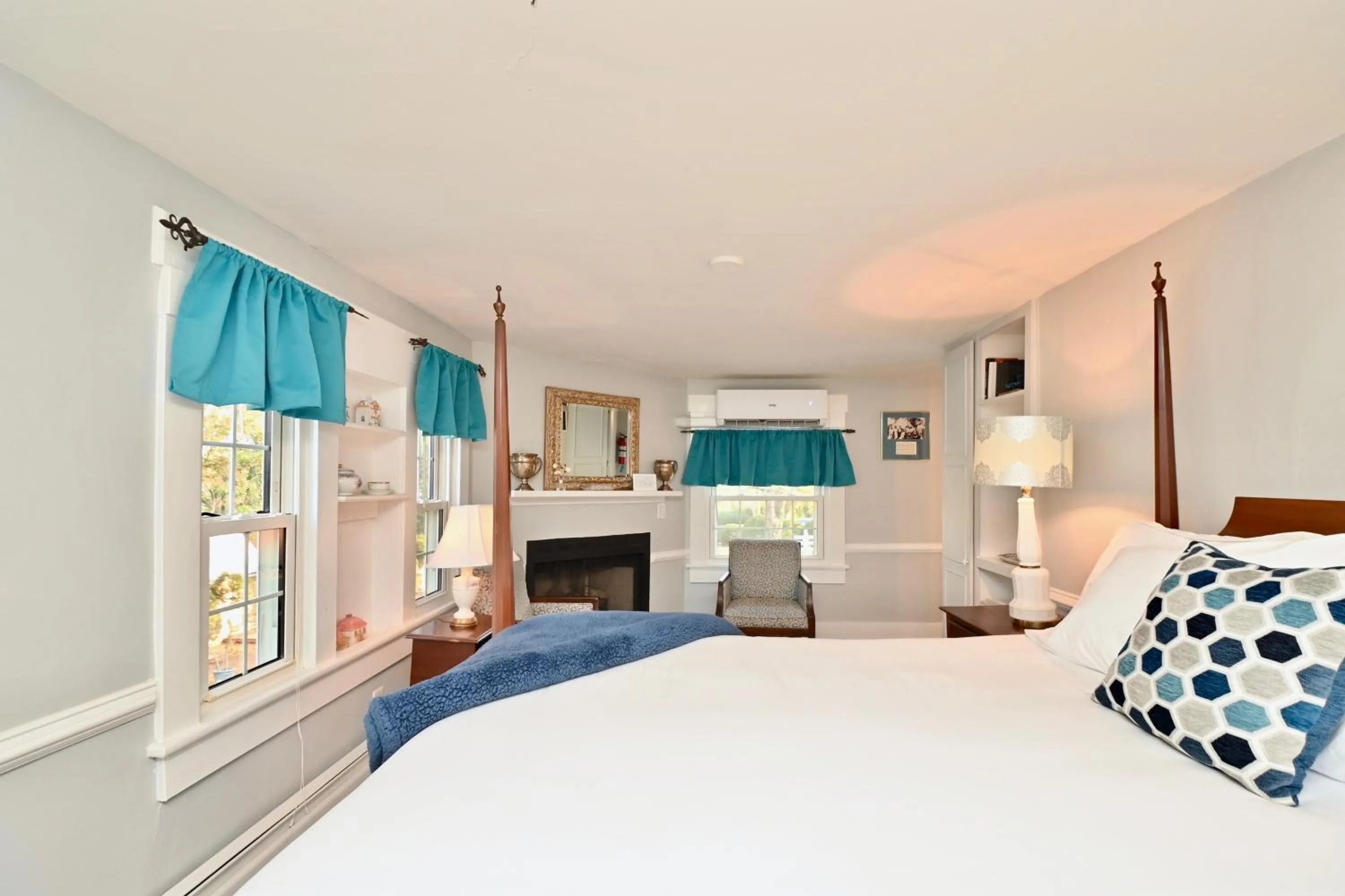 Bed in Prospect Hill Inn & Restaurant