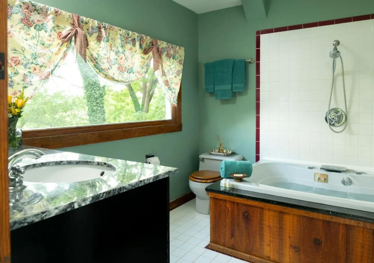 Bathroom in Prospect Hill Inn & Restaurant