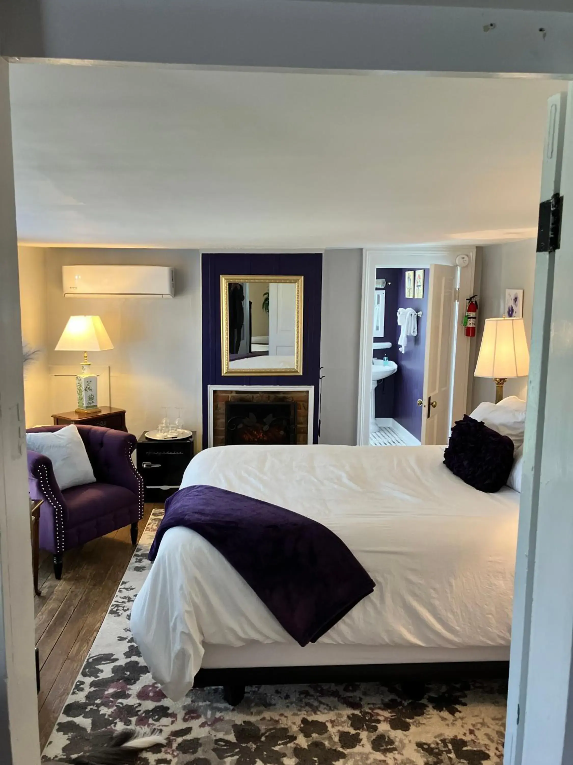 Deluxe Queen Room in Prospect Hill Inn & Restaurant Deluxe Queen Room in Prospect Hill Inn & Restaurant