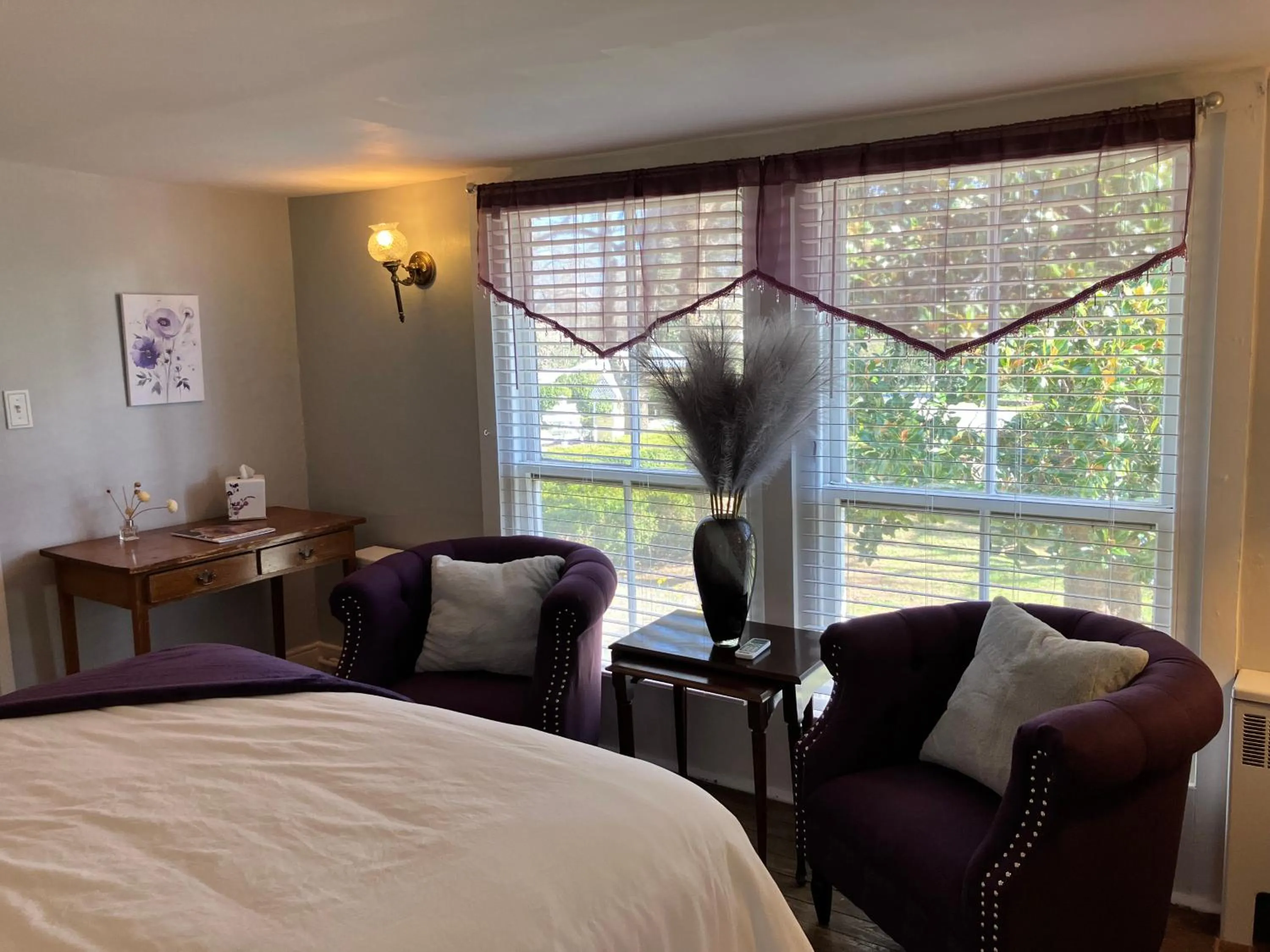 Bed in Prospect Hill Inn & Restaurant