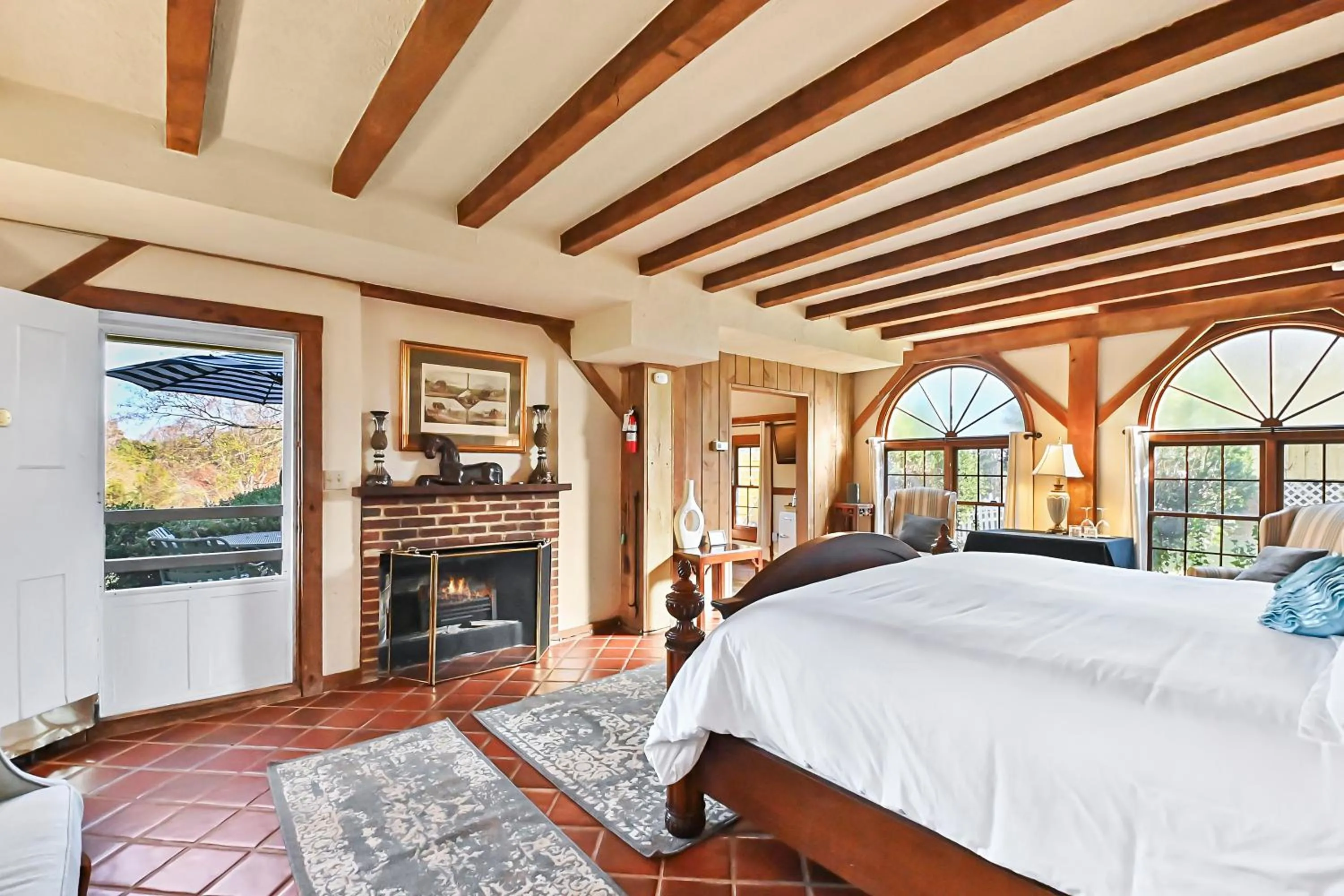 Seating area, Bed in Prospect Hill Inn & Restaurant