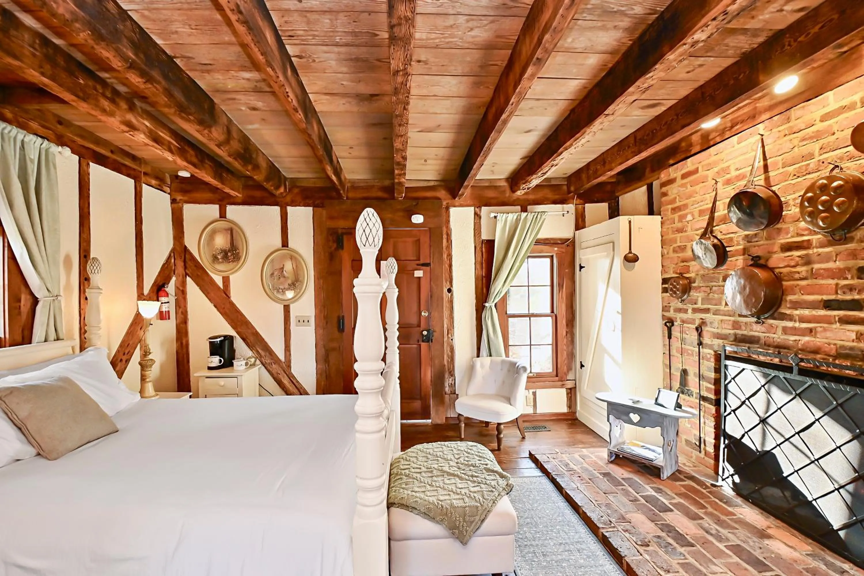 Bed in Prospect Hill Inn & Restaurant